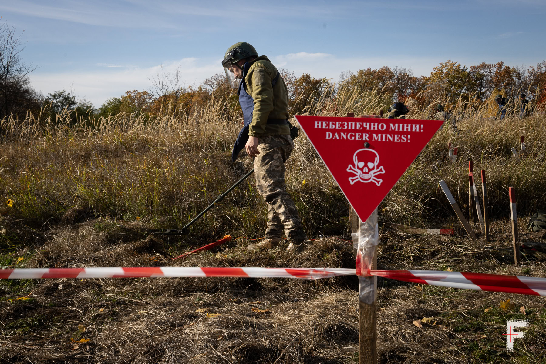 Сапер працює в небезпечній мінній зоні