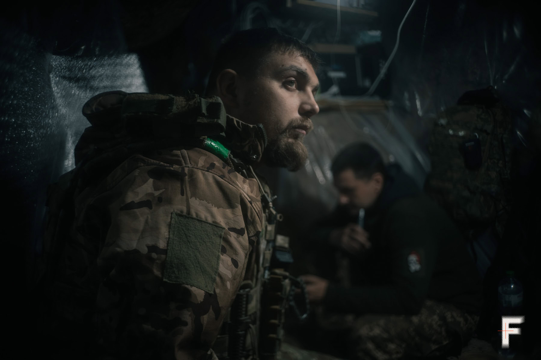 Портрет українського командира артилерійського підрозділу на позиції.