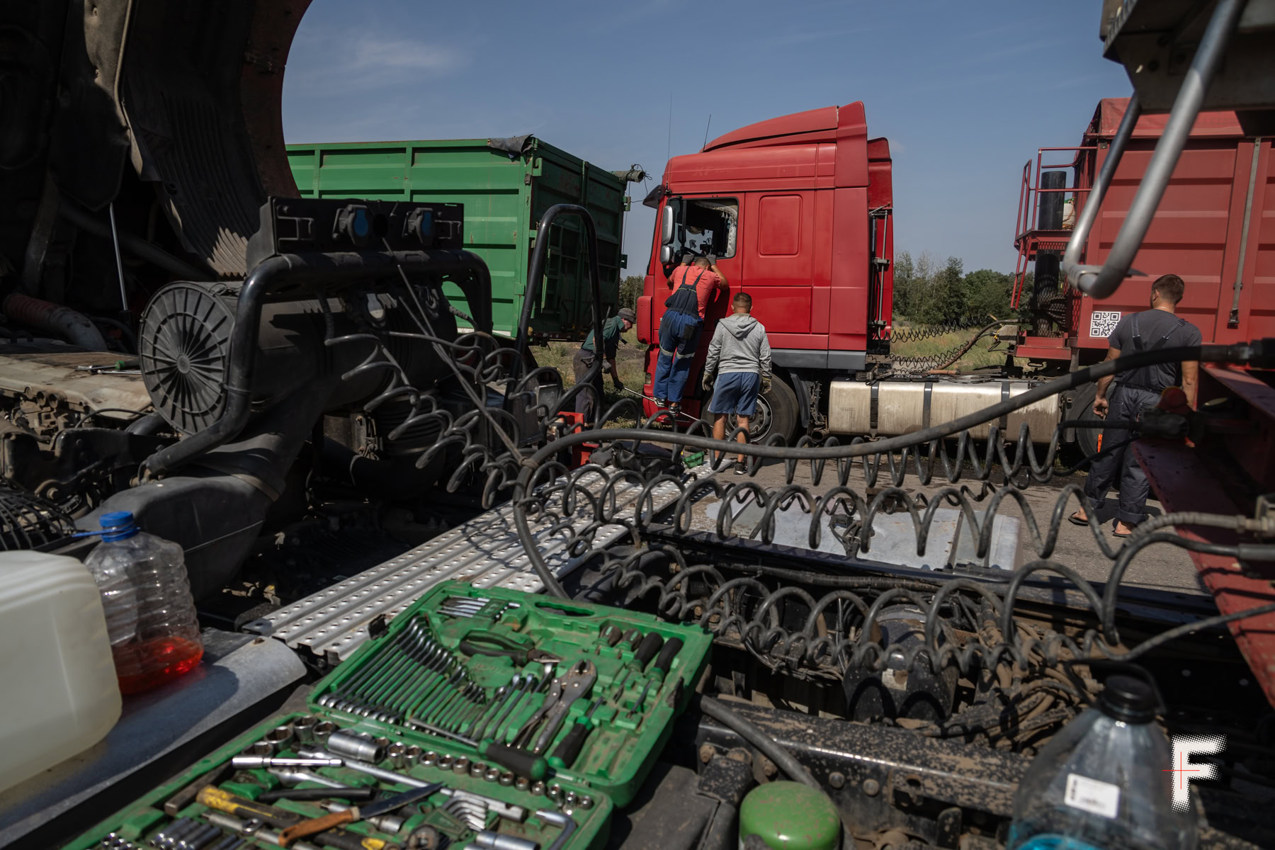 Водії починають ремонт і відновлення машин, щоб забрати їх із місця атаки.