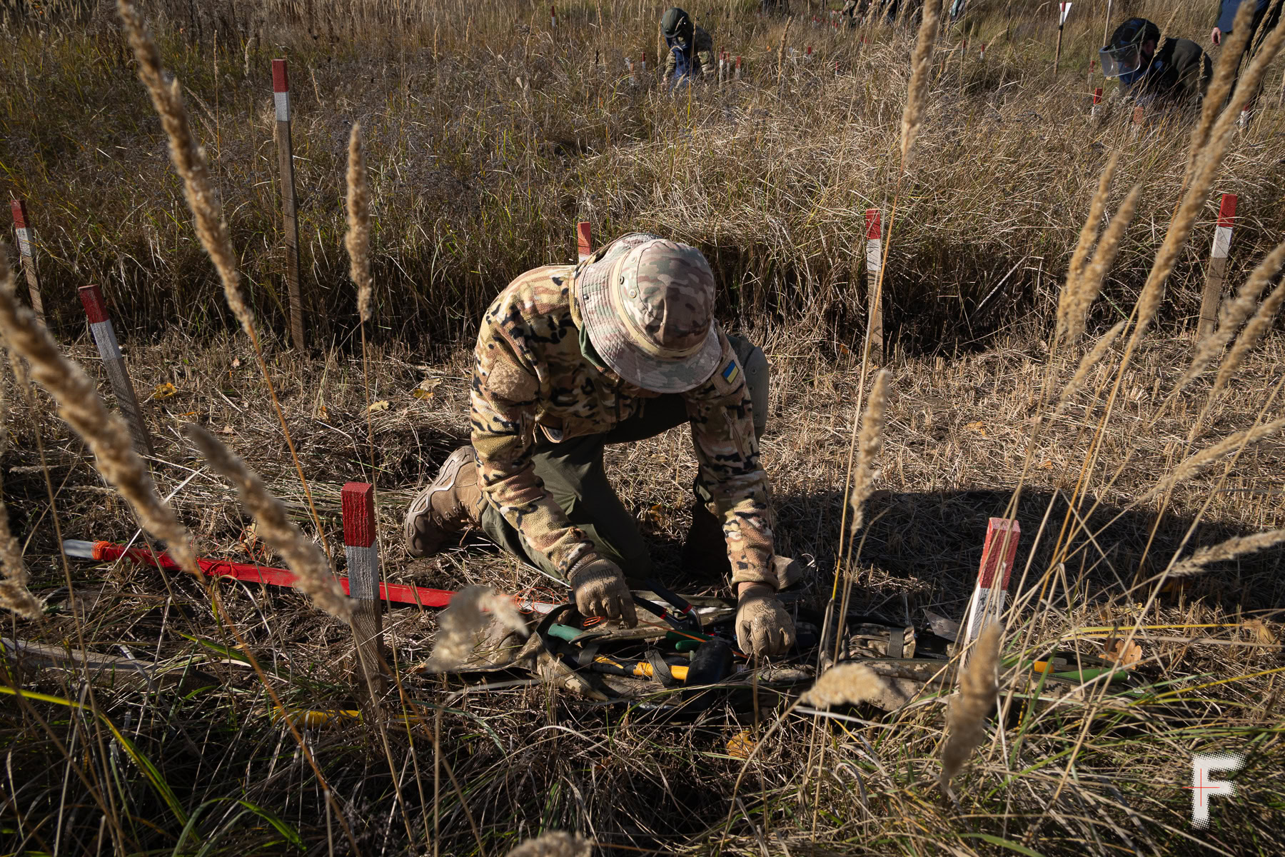 Демінер проводить очищення поля від мін