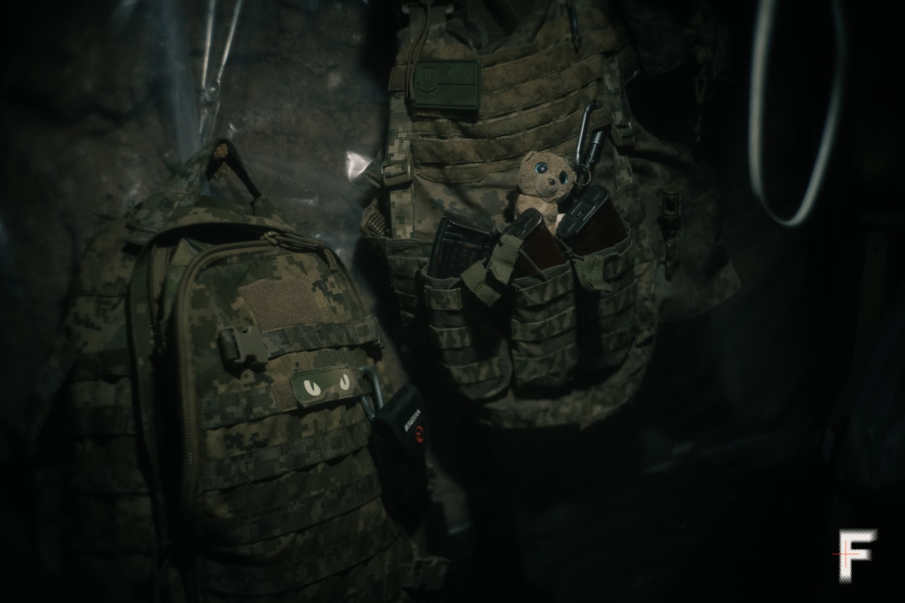 Захисне спорядження українського військового — бронежилет і рюкзак на позиції.