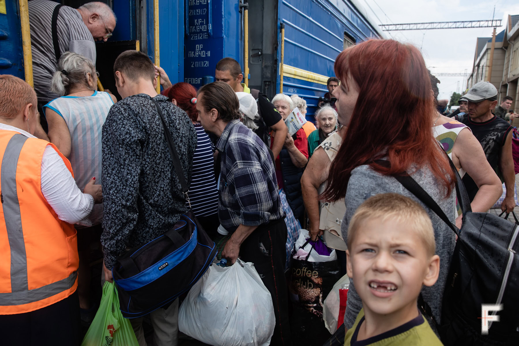 Жителі Покровська стоять поруч з евакуаційним потягом