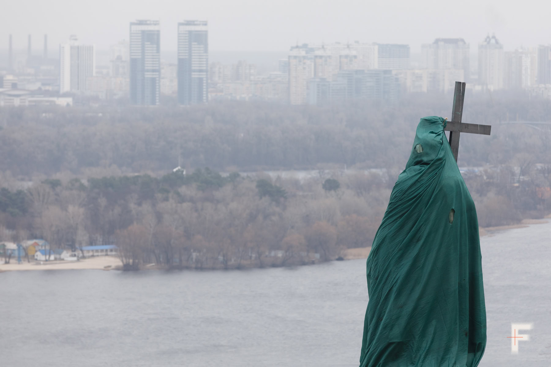 Monument to Volodymyr the Great, protected from shelling