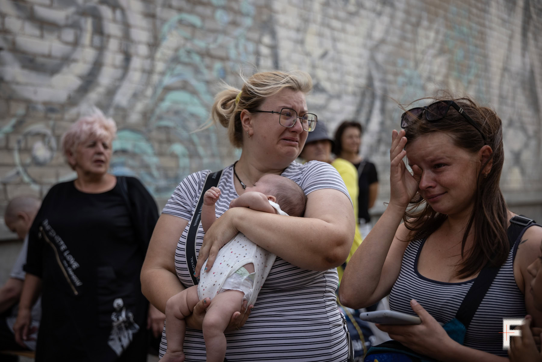 Жінки плачуть через вимушену евакуацію з Покровська
