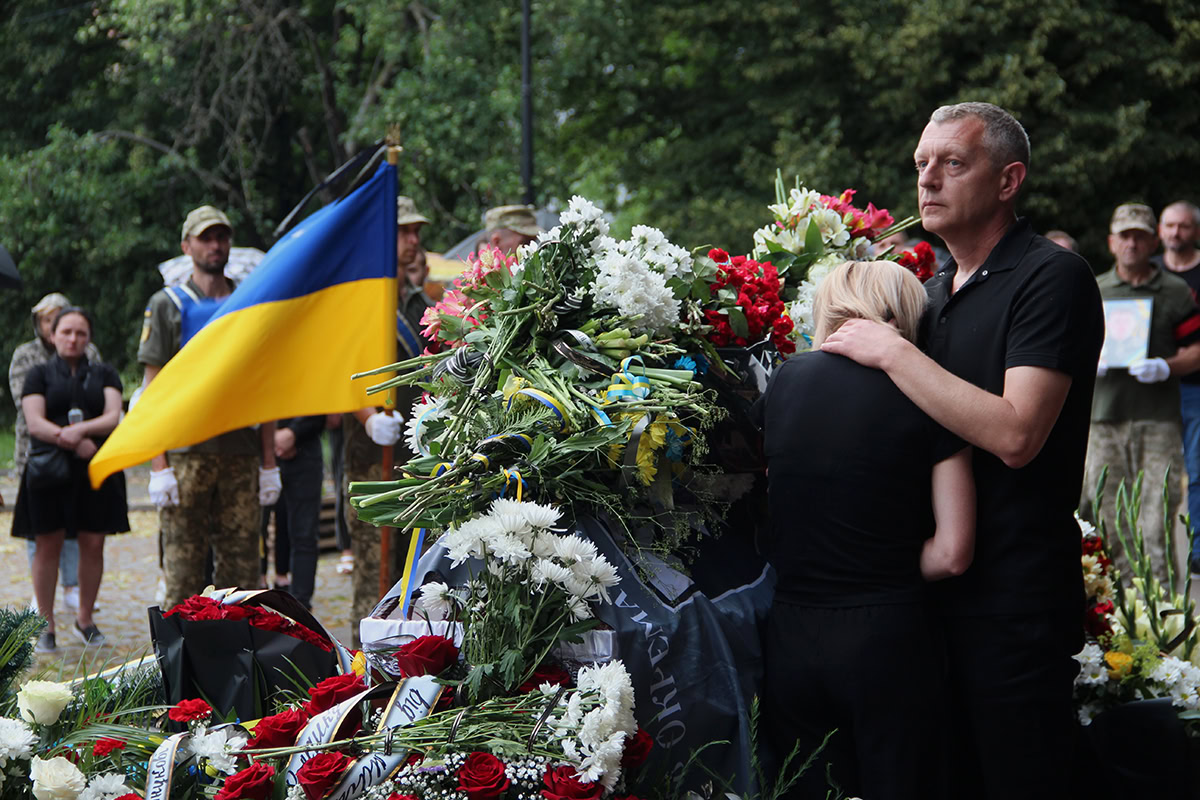 Батьки на похороні полеглого на війні сина