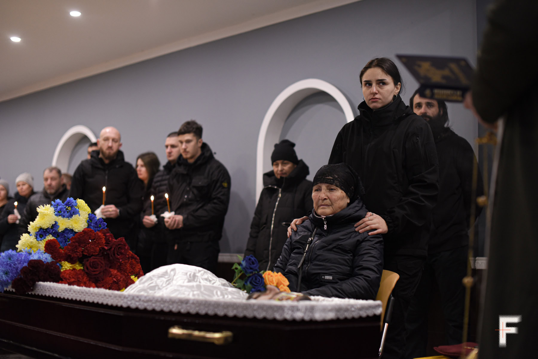 Донька та мати померлого морпіха Олександра Савова під час прощанння