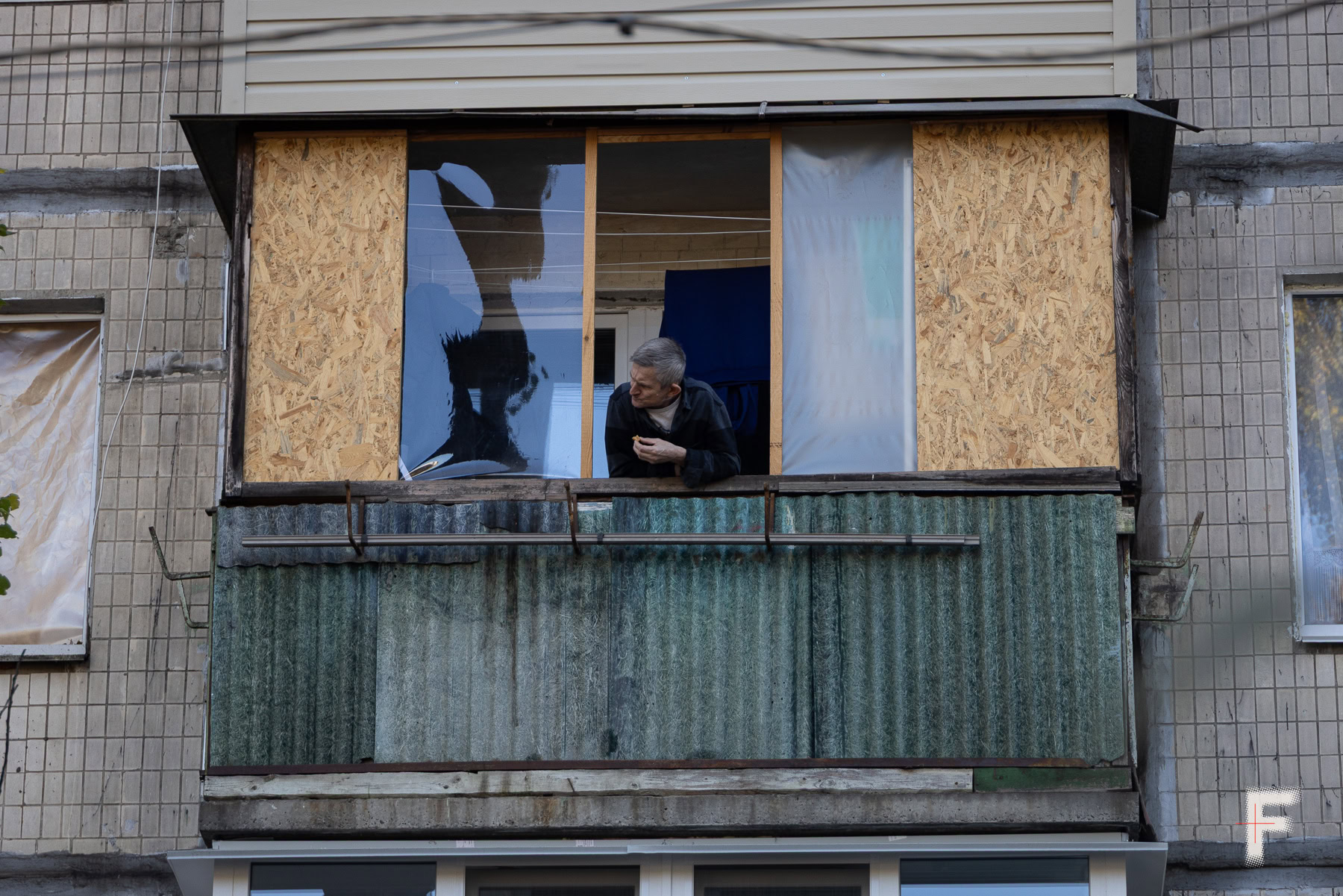 Між фанерою і сертифікатом: де живуть кияни після пошкодження будинків російськими обстрілами?