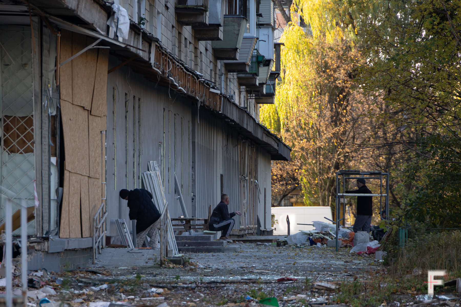 Між фанерою і сертифікатом: де живуть кияни після пошкодження будинків російськими обстрілами?