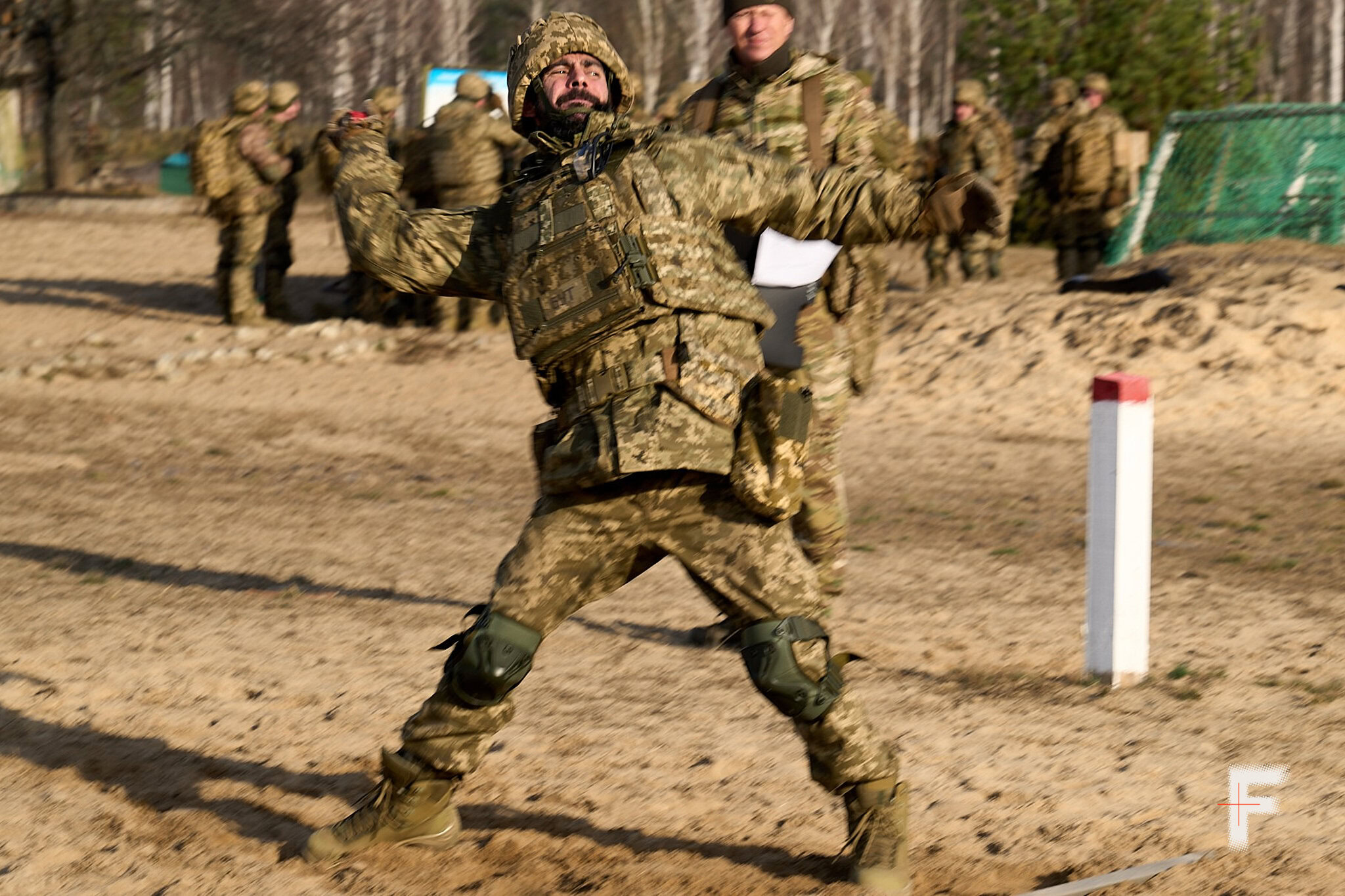 Курсант кидає навчальну гранату під час тренувань з тактичної підготовки