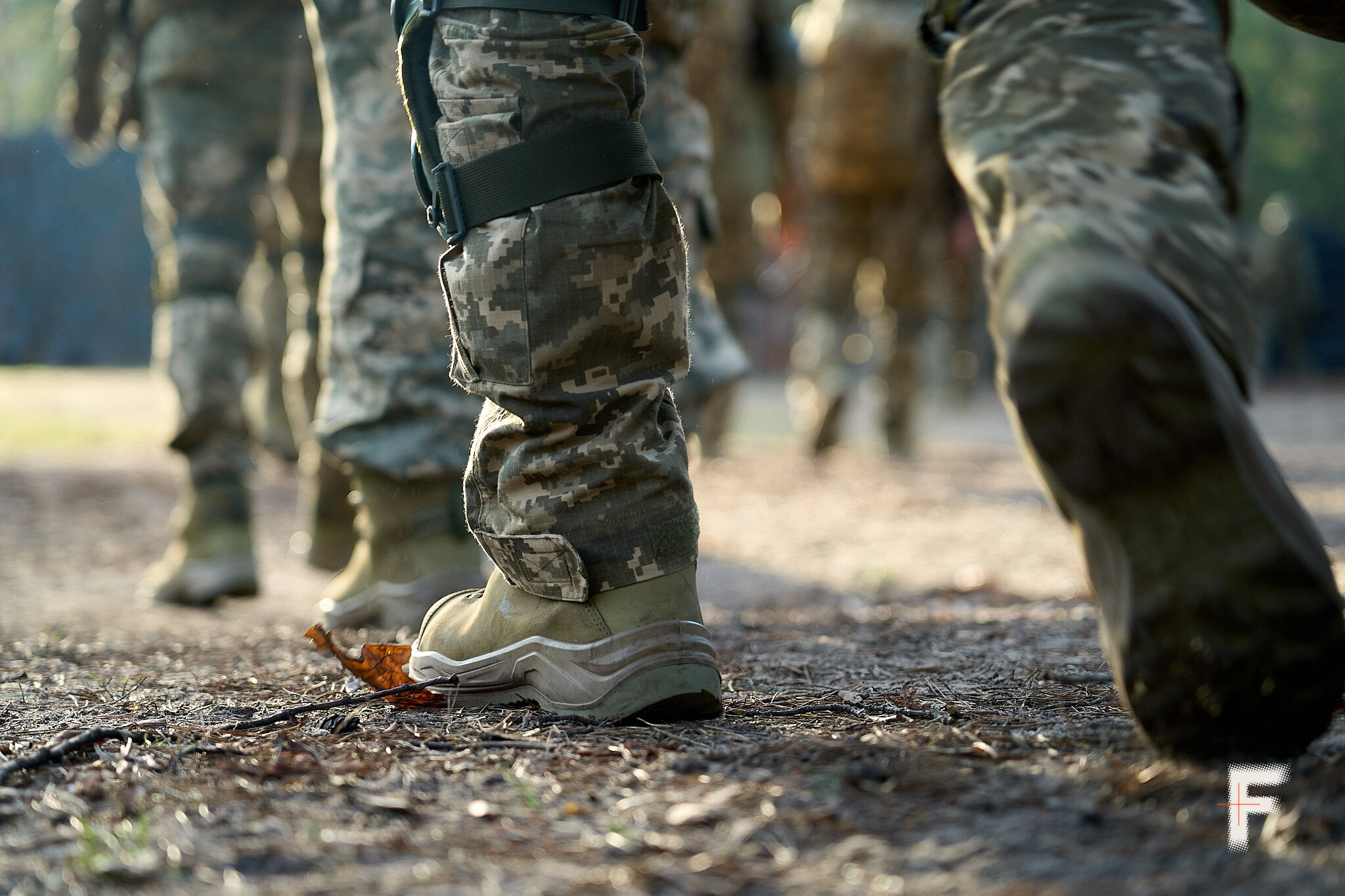 Крупний план військових чобіт під час служби на навчальному полігоні