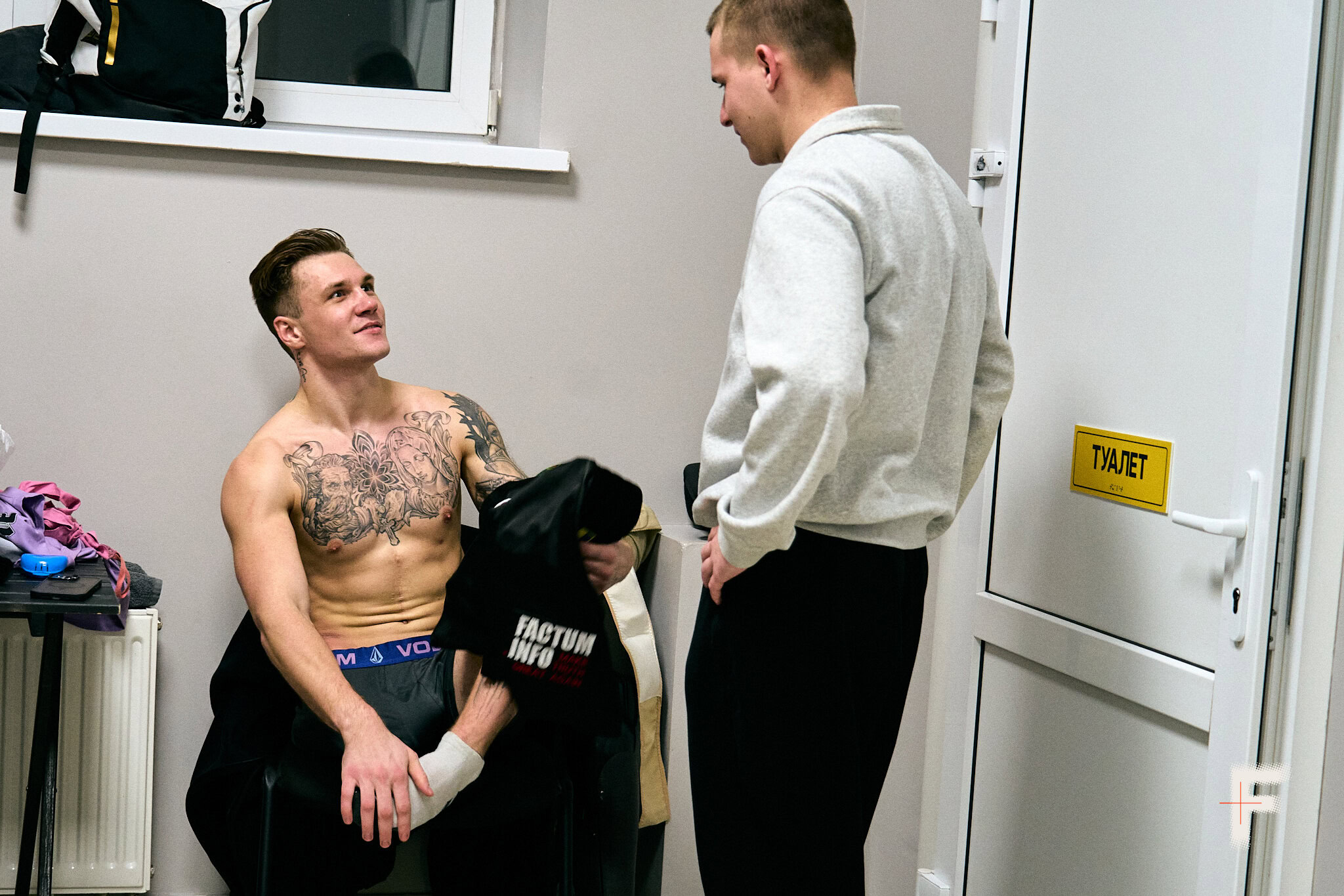 Ветеран Дмитро Терещенко готується до виходу на боксерський ринг у роздягальні