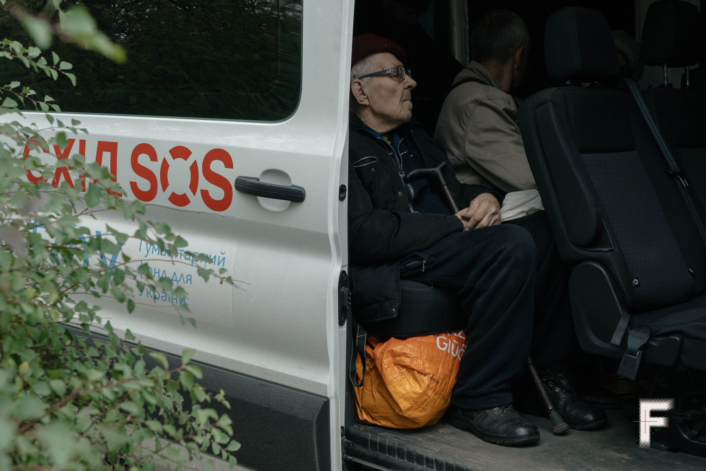 Автомобіль з евакуйованими людьми місії «Схід SOS» у Дружківці, Донецька область