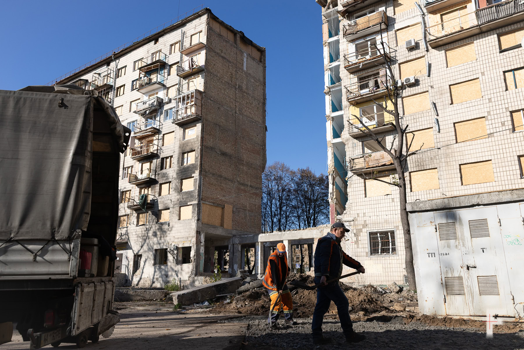 Між фанерою і сертифікатом: де живуть кияни після пошкодження будинків російськими обстрілами?