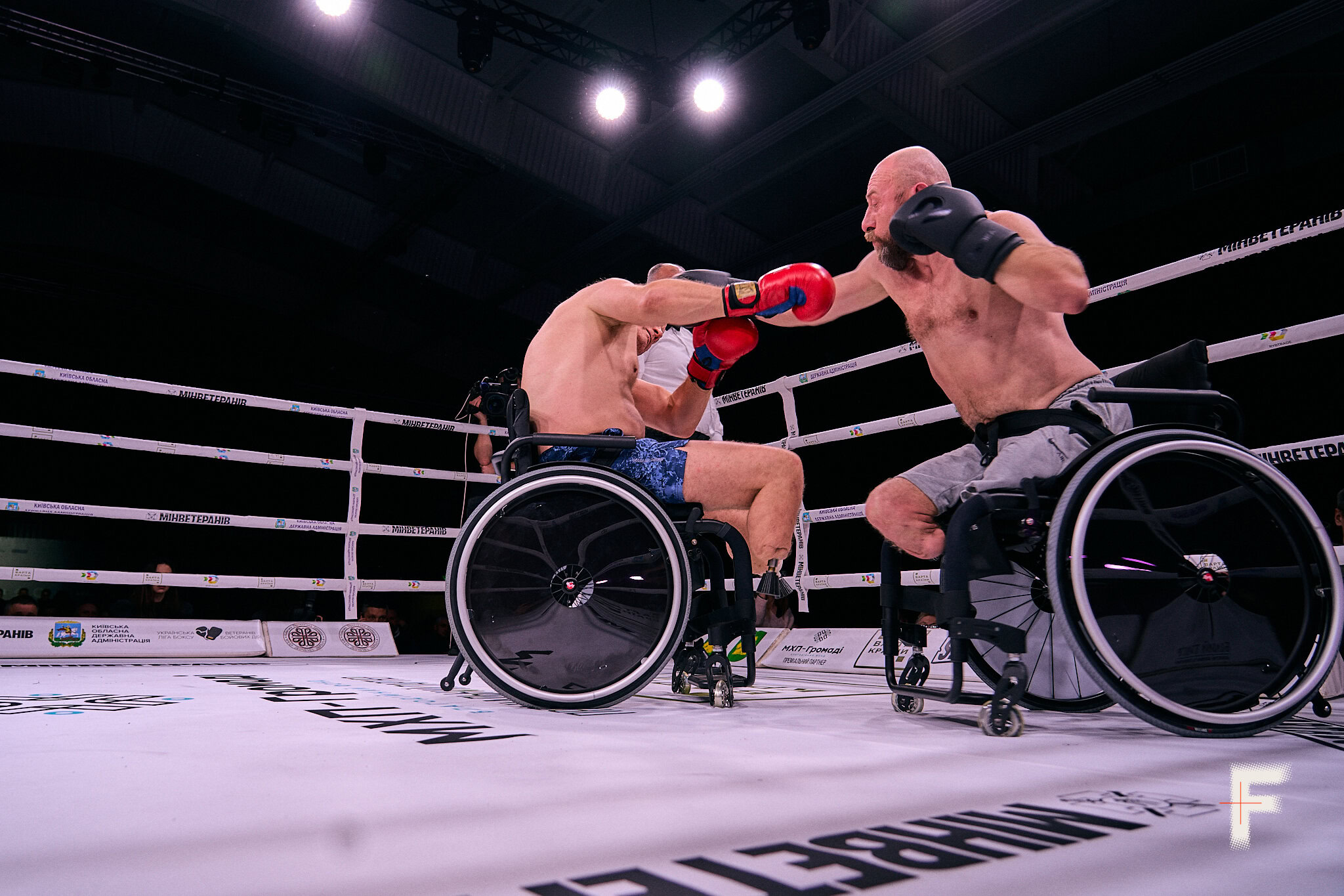 Ветерани Сергій Харченко та Павло Кушніров під час поєдинку з боксу на кріслах колісних