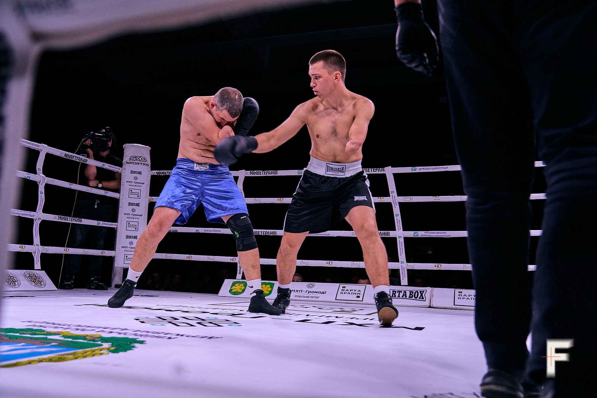 Геннадій Бойко та Руслан Єрьоменко ведуть бій у боксерському рингу під час турніру ветеранів у Бучі