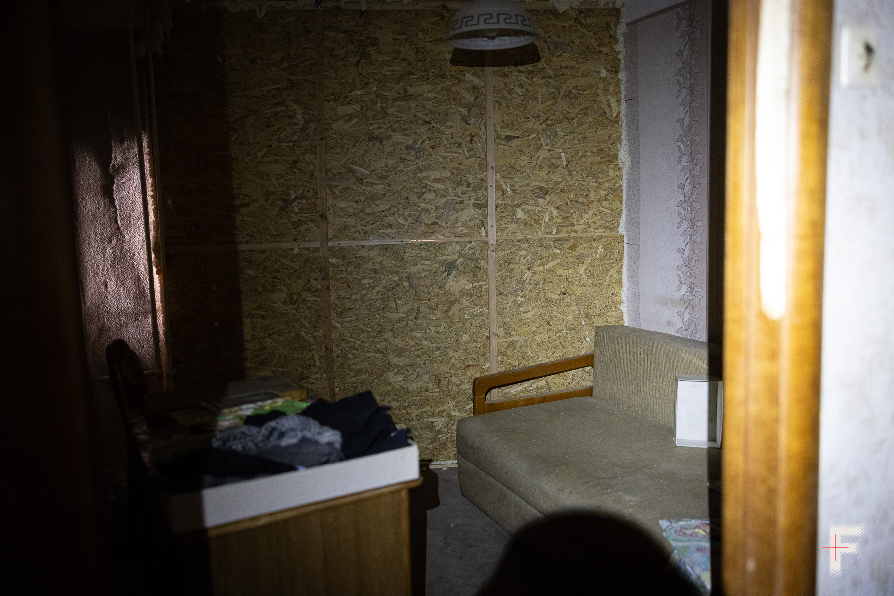 Зруйнована стіна кімнати в квартирі, що постраждала від бомбардування.