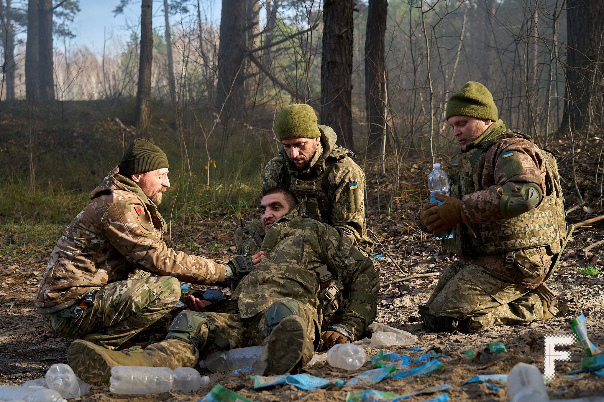 Курсанту надають першу допомогу під час занять з базової військової підготовки