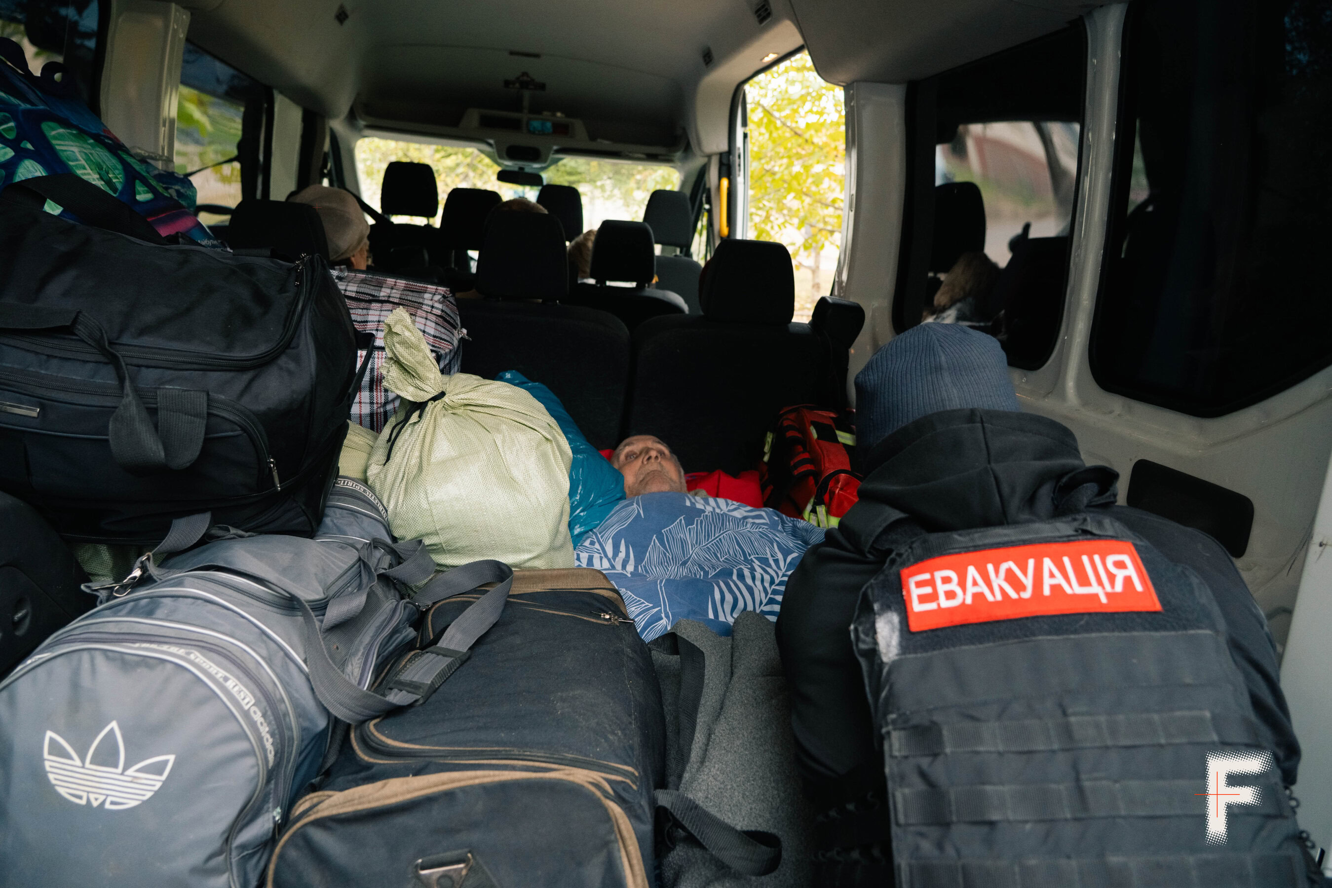 Волонтер «Схід SOS» Владислав Арсеній евакуює маломобільного чоловіка в Дружківці