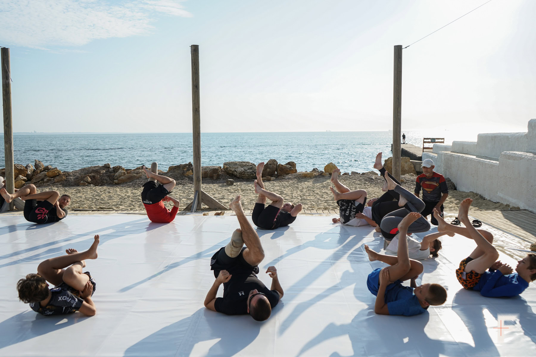 Ветерани війни з ампутаціями займаються джиу-джитсу з дітьми на пляжі Чорного моря.