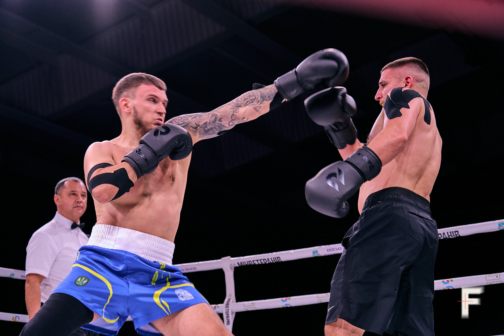 Ветерани Сергій Герасименко та Олександр Мамонтов під час бою за пояс чемпіона України з боксу серед ветеранів