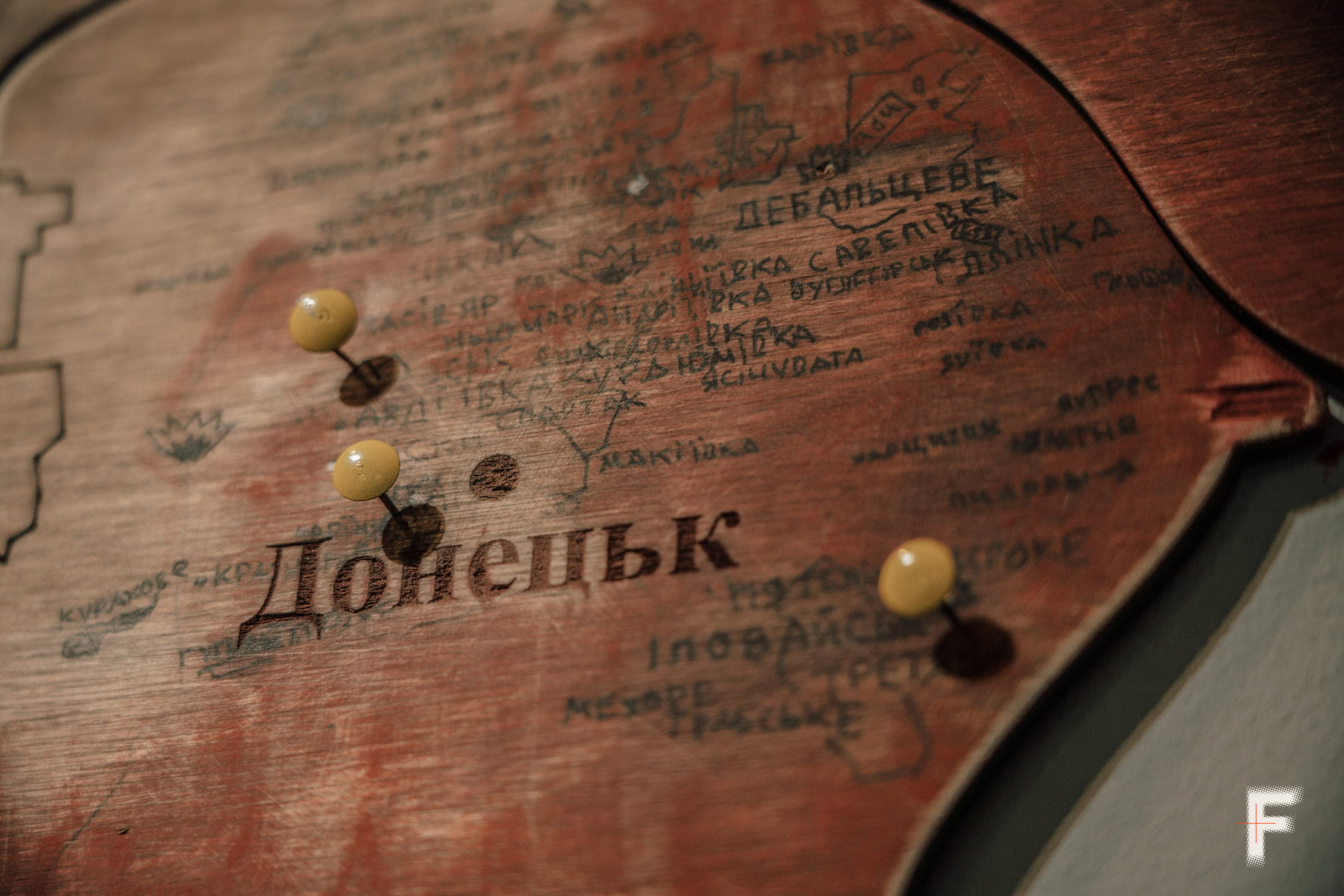 На дерев’яній поверхні вирізьблено назву «Донецьк» та прилеглі населені пункти.