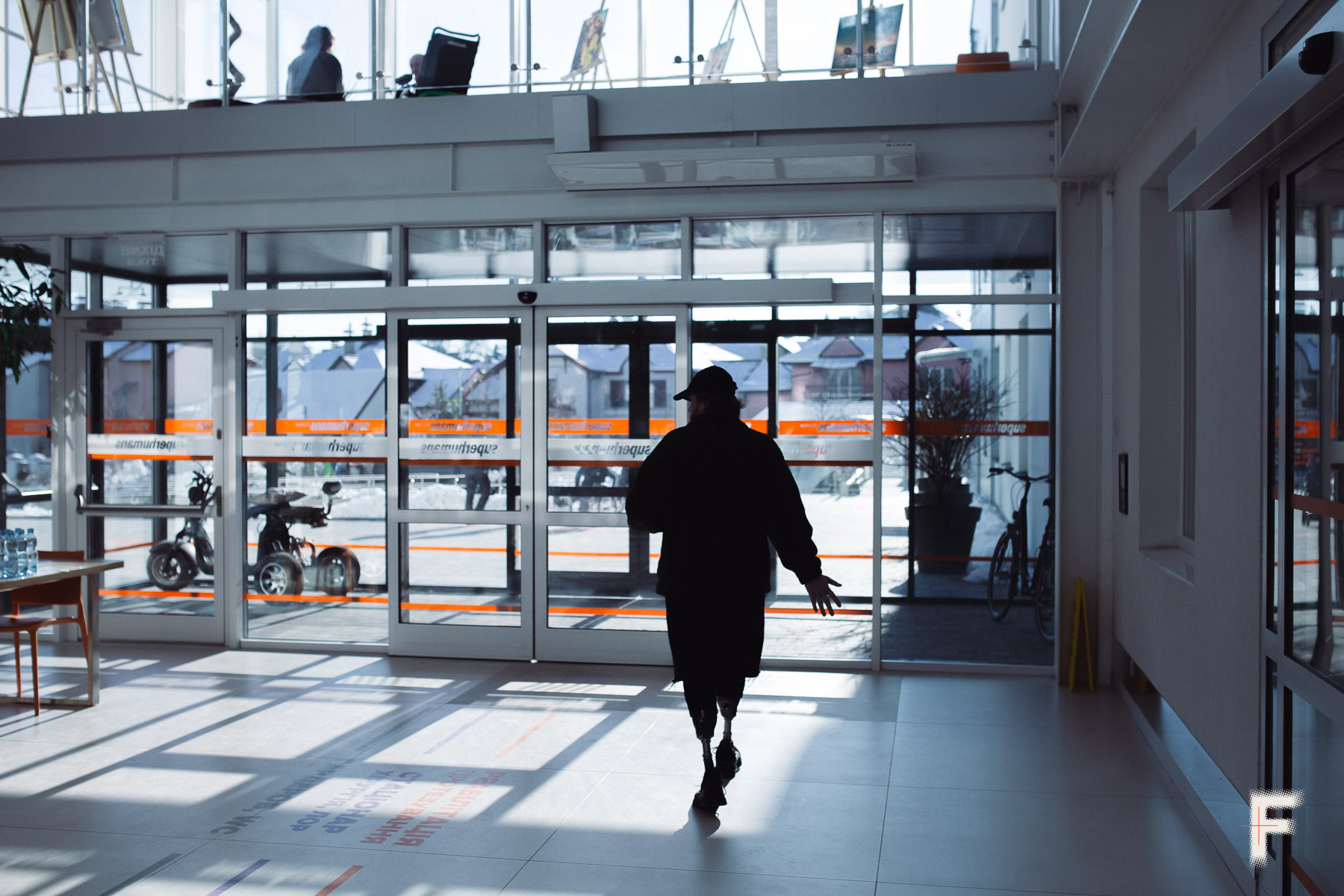 Сергій Телегера йде на протезах, вид зі спини