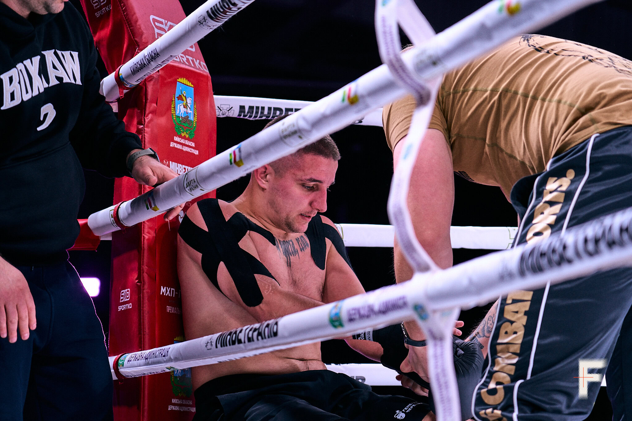 Ветеран Сергій Герасименко під час перерви після першого раунду боксерського поєдинку