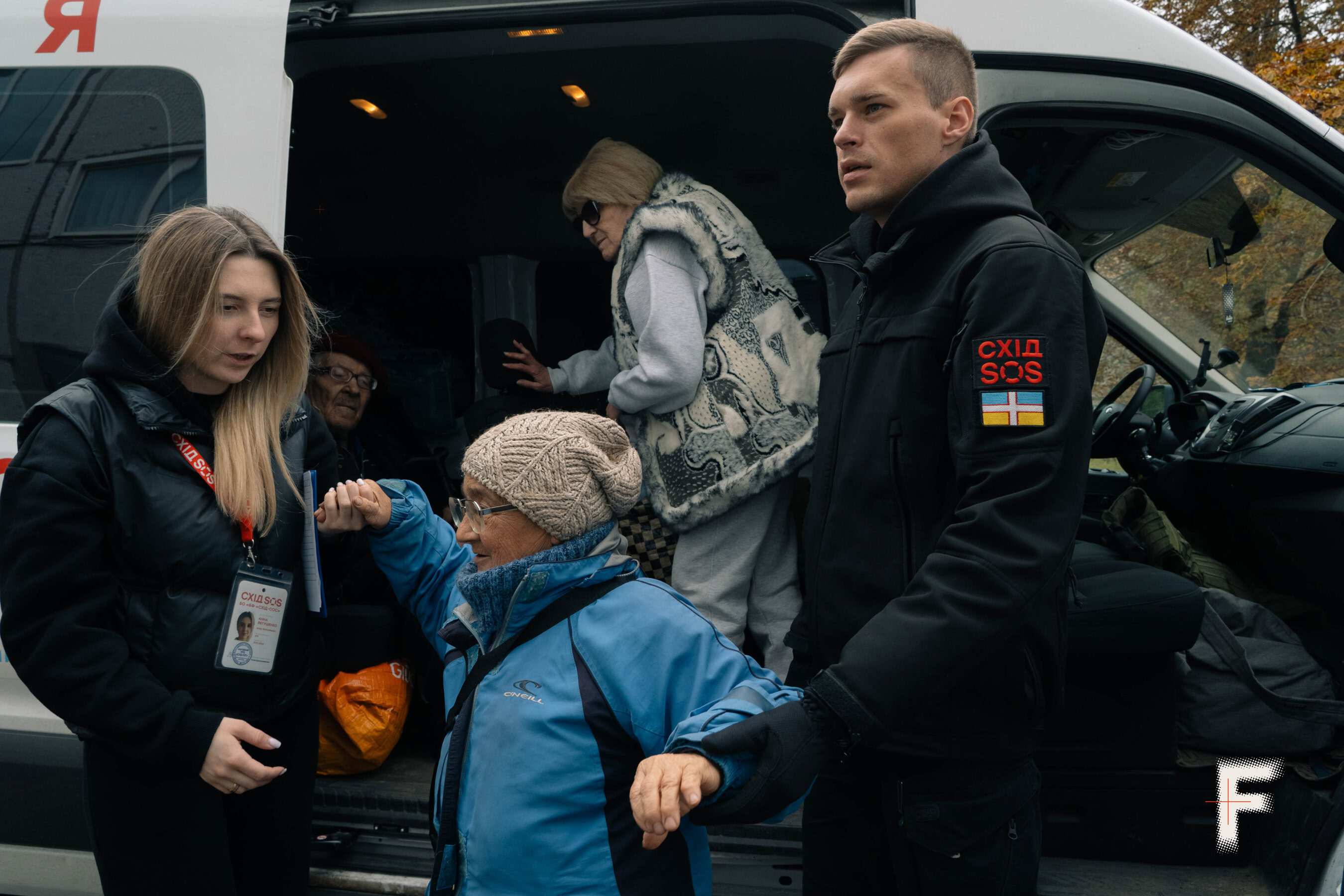 Волонтери «Схід SOS» доставляють евакуйованих людей до тимчасового шелтера в Лозовій