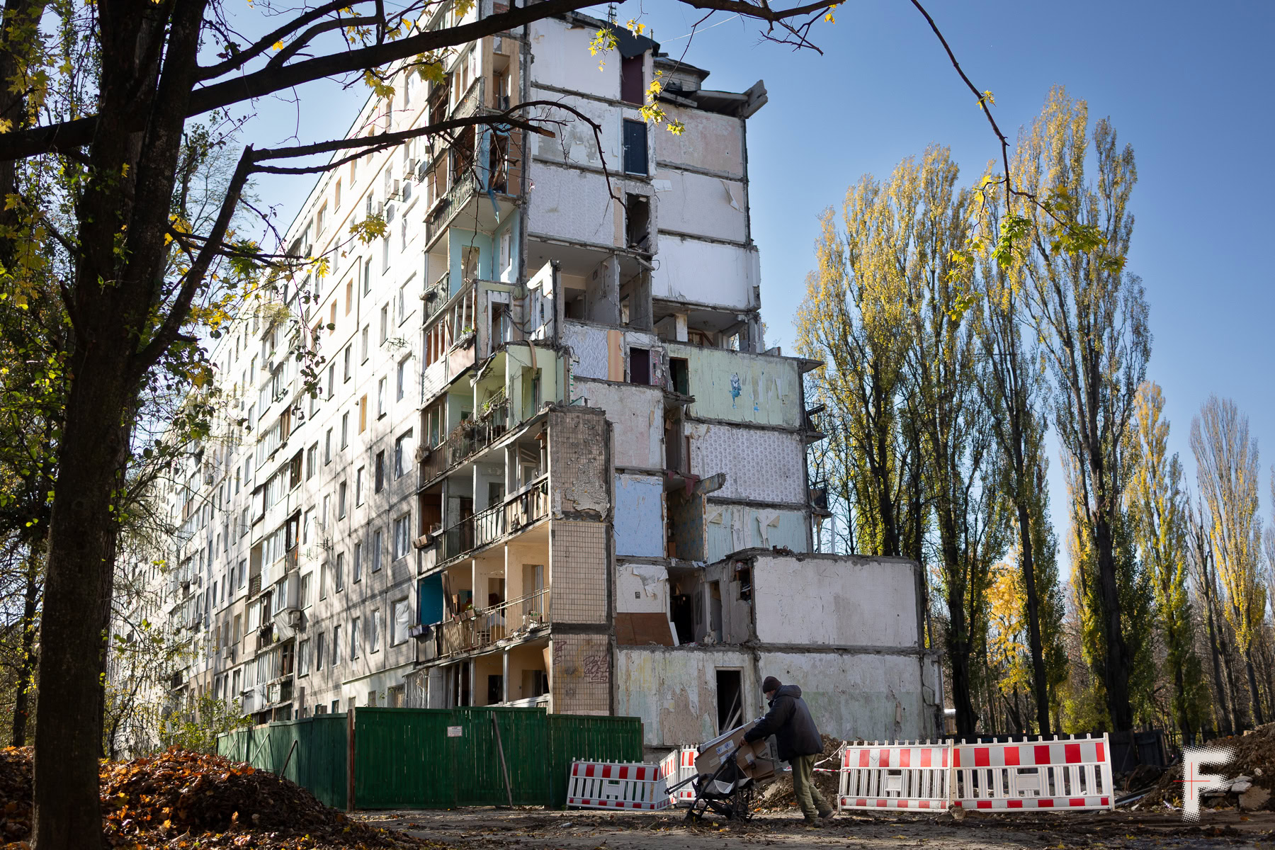 Бічний фасад багатоповерхівки, повністю зруйнованої внаслідок обстрілу.