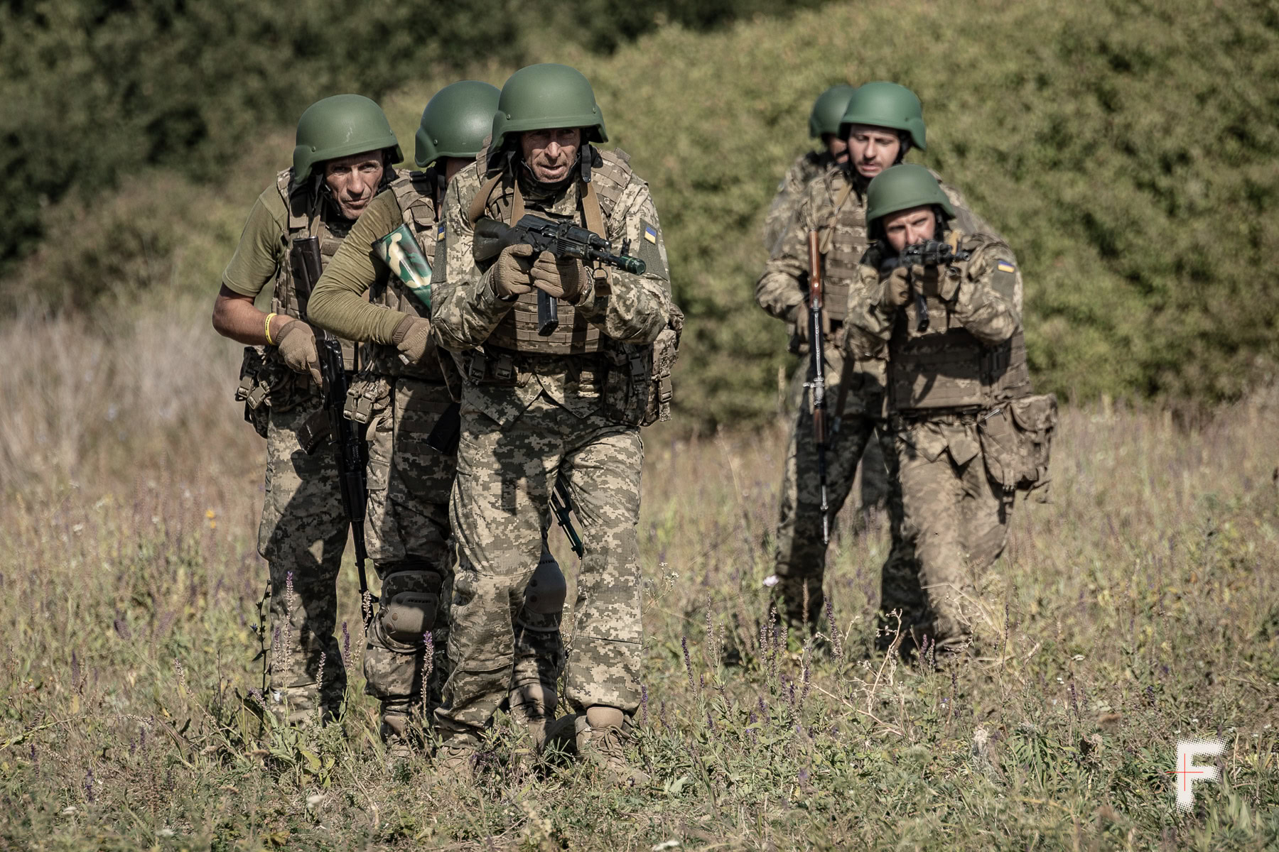 Піхотинці-штурмовики з-поміж колишніх ув’язнених відпрацьовують тактичне пересування на полігоні в Запорізькій області, 20 серпня 2024 року.