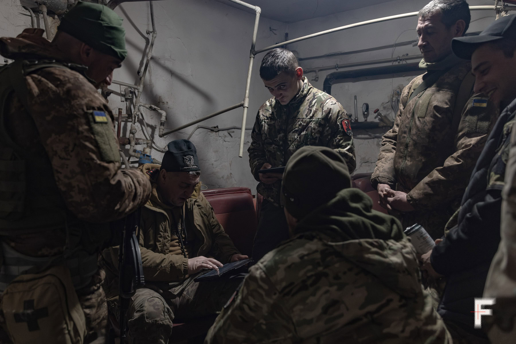 Бійці батальйону «Шквал» отримують задачі перед штурмом у Мирнограді, Донецька область, 5 лютого 2025 року.