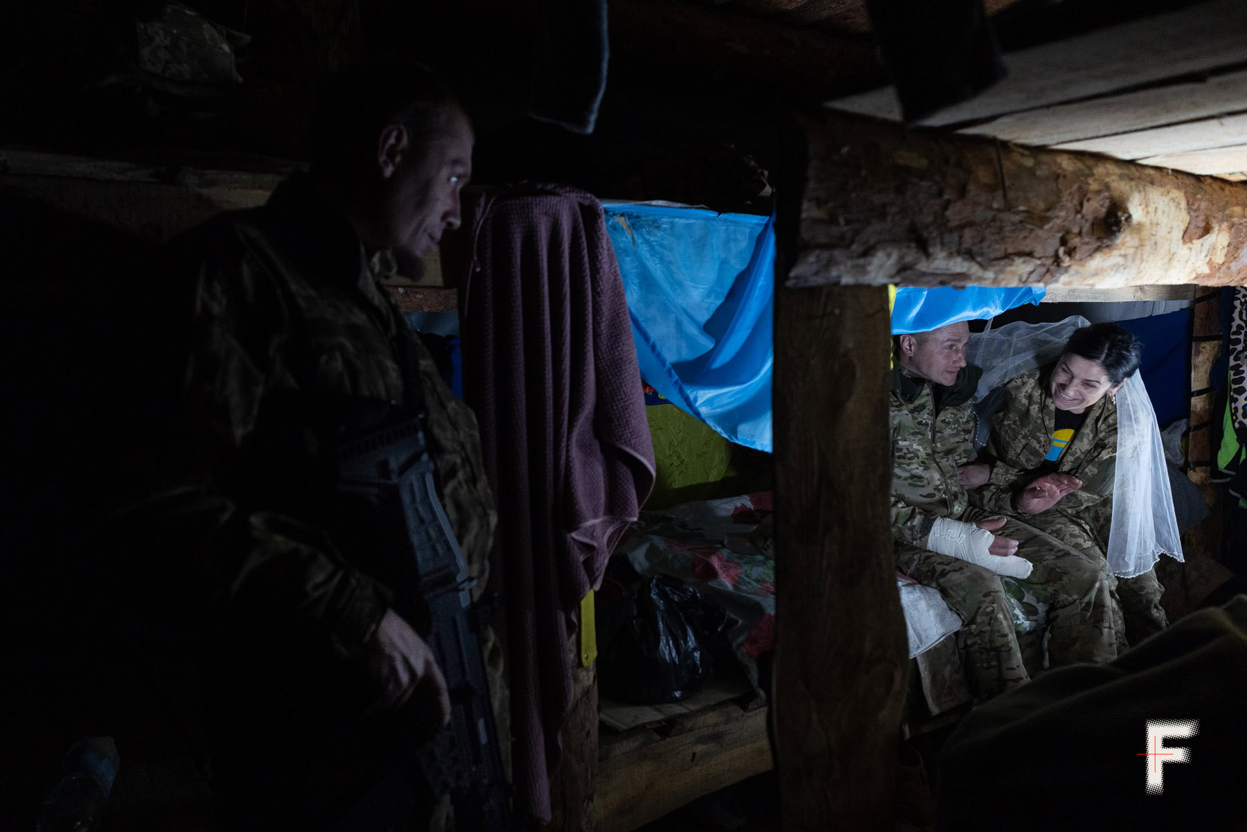 «Суслік» і «Кот», колишні ув’язнені та бійці ЗСУ, у бліндажі після повернення з РАЦСу в польовому таборі 1 ОШБ, 29 жовтня 2024 року.