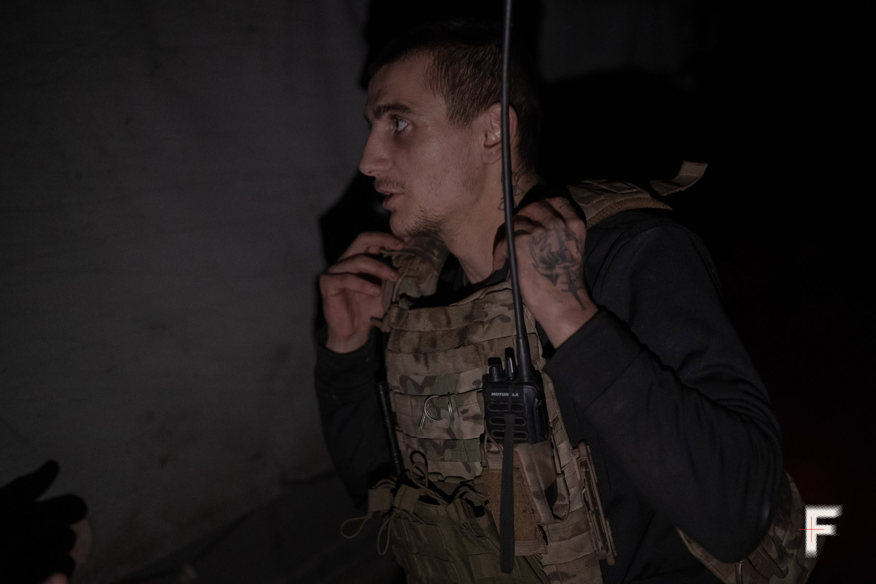 Олексій «Лям» знімає бронежилет після двотижневого чергування на позиціях на Покровському напрямку, 2025