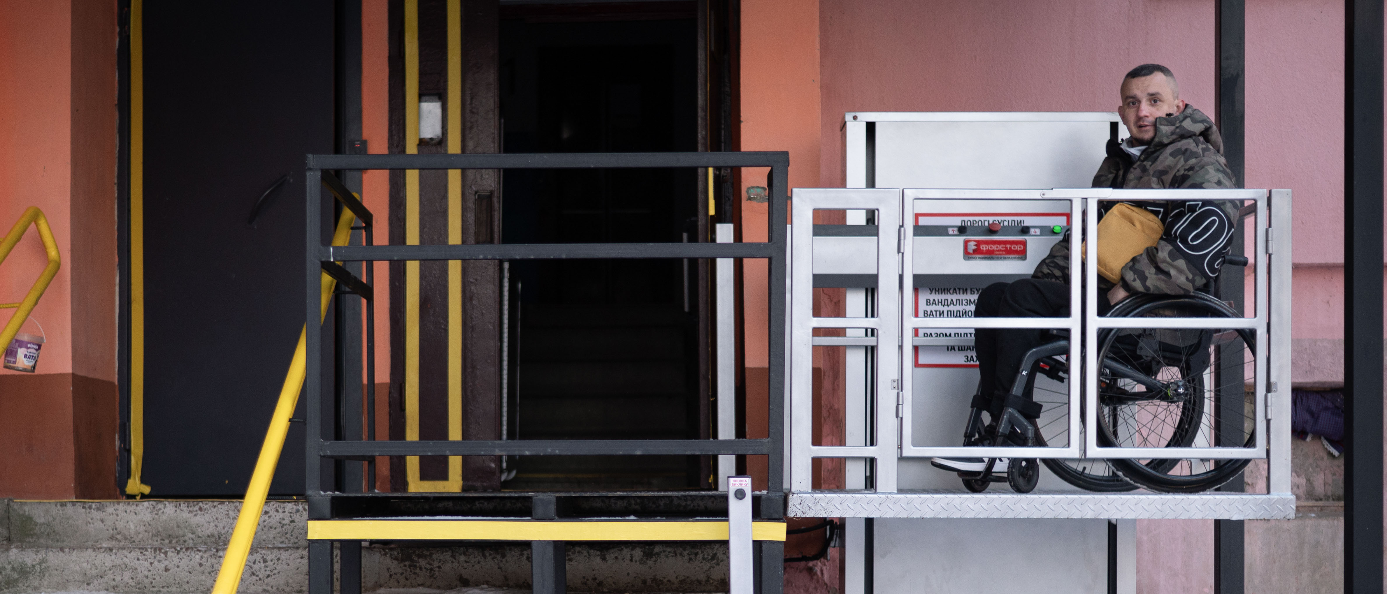 Повернутись до життя: ветеран встав із крісла після поранення хребта