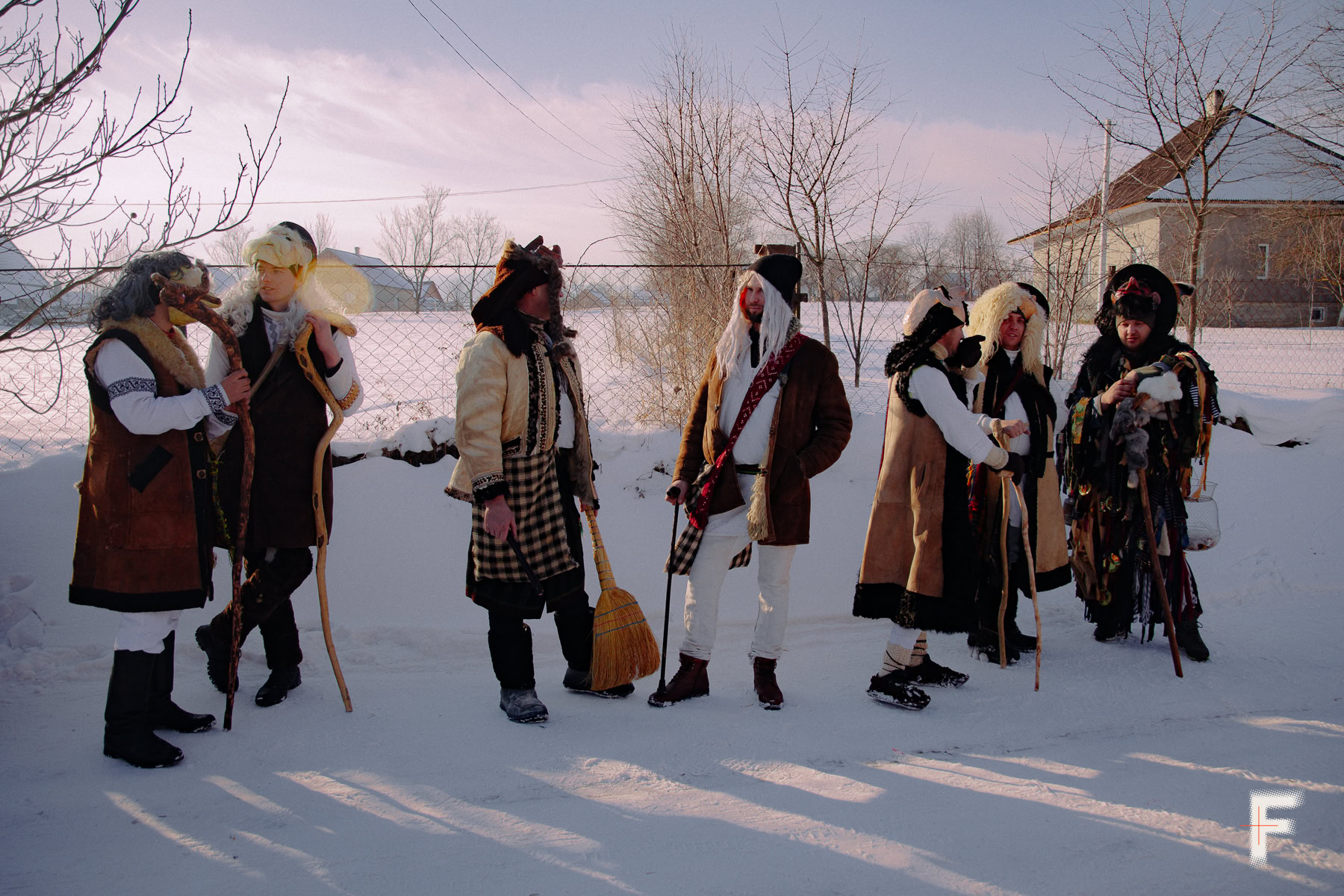 Сім персонажів Маланки чекають на початок процесії на світанку.
