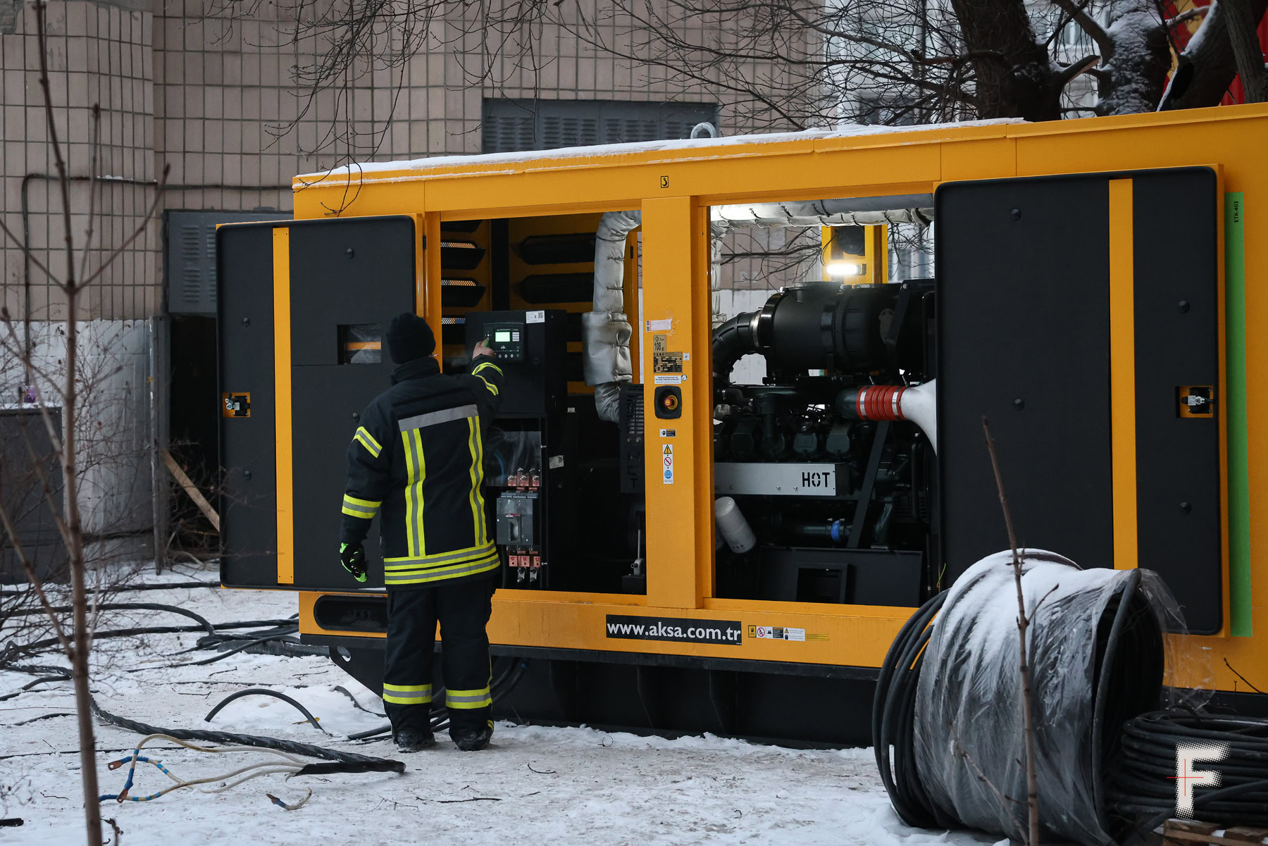 Великий генератор, підключений на Харківському шосе в Києві для забезпечення електроенергією під час блекауту.