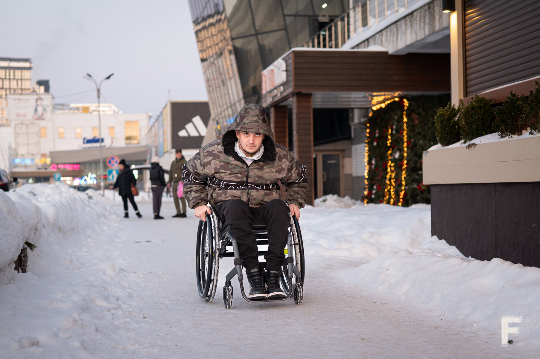 Ветеран самостійно пересувається на колісному кріслі.