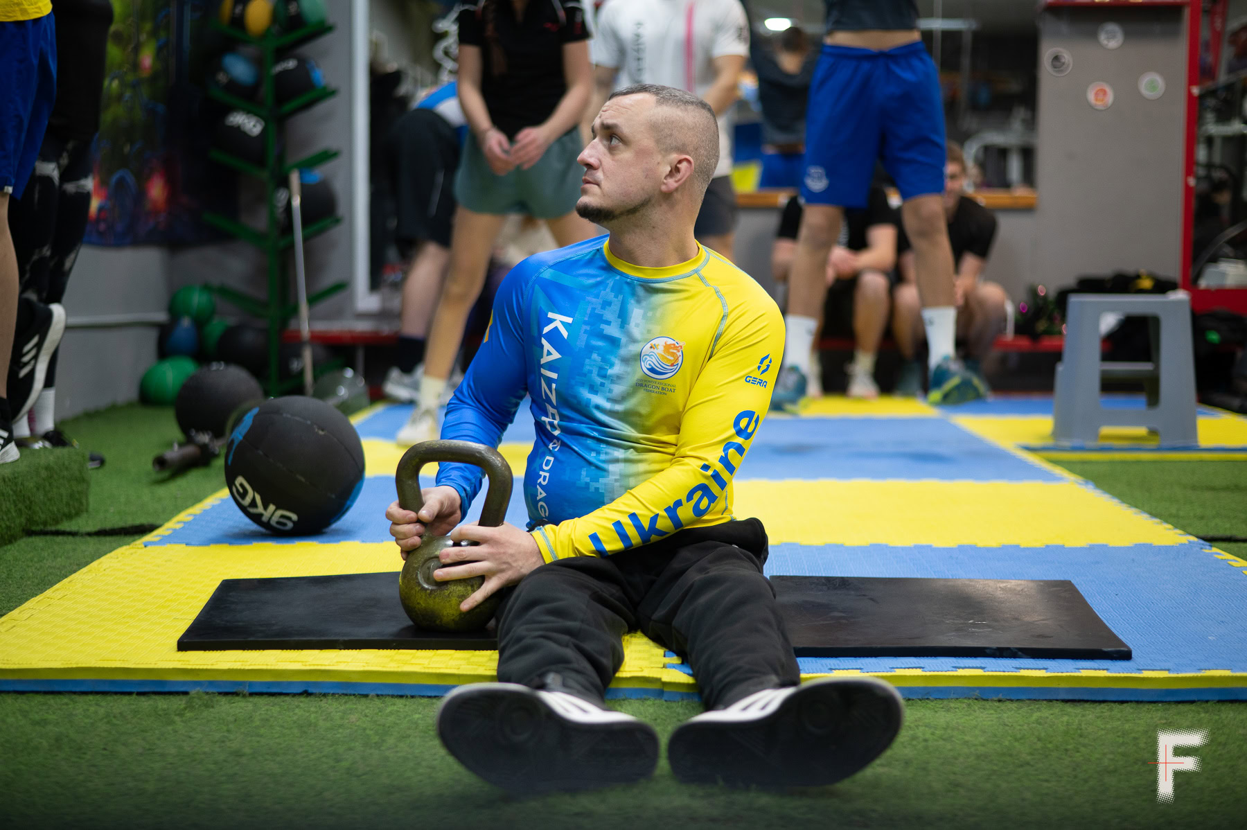 Іван Недобрик виконує вправу з гирею під час реабілітації.