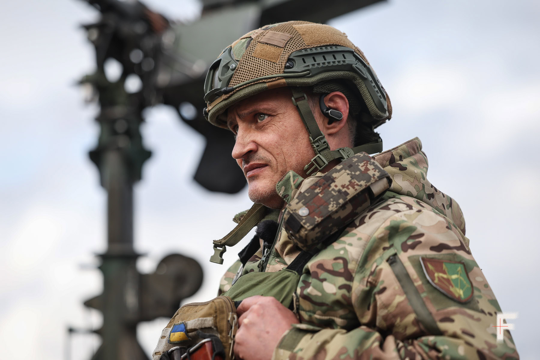 Український військовий мобільної вогневої групи ППО 1129-го полку біля кулемета Browning під час оборони Київської області.