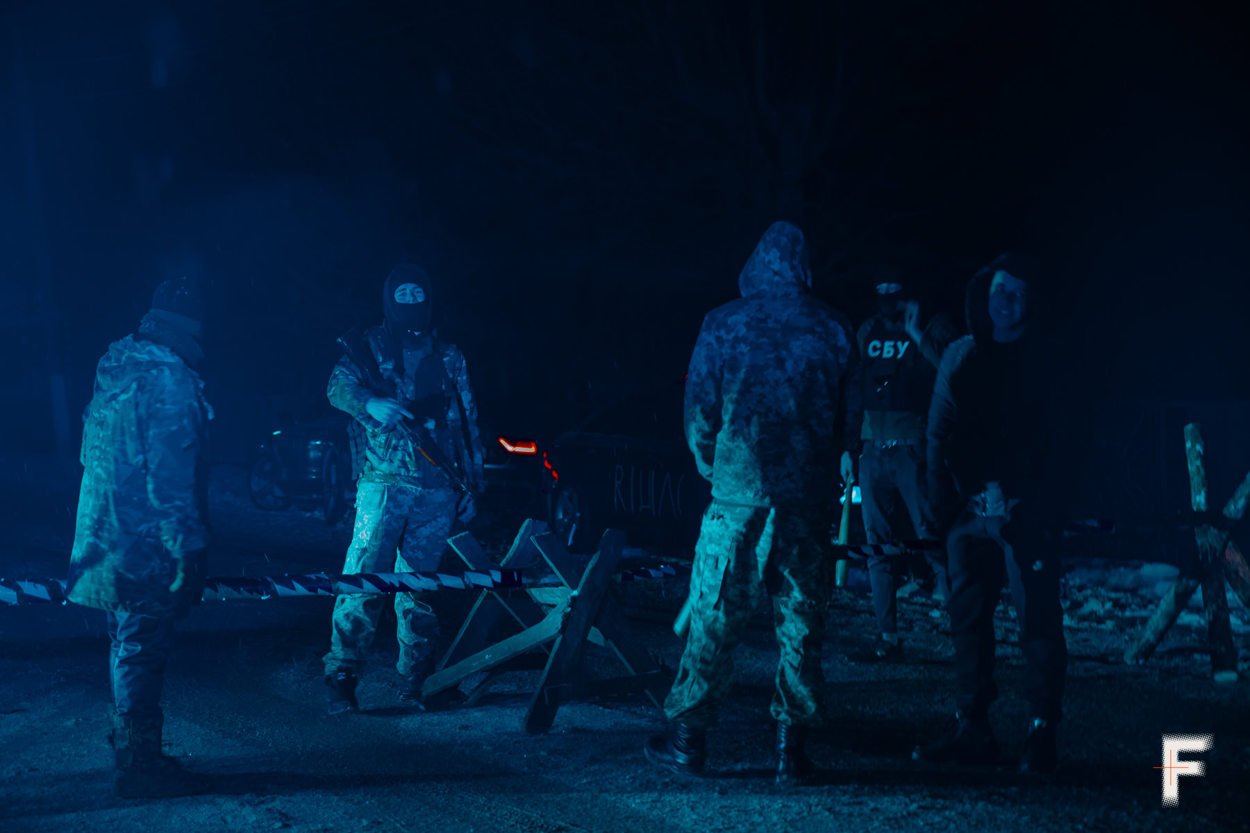 Українські військові охороняють блокпост уночі під час святкувань Маланки.