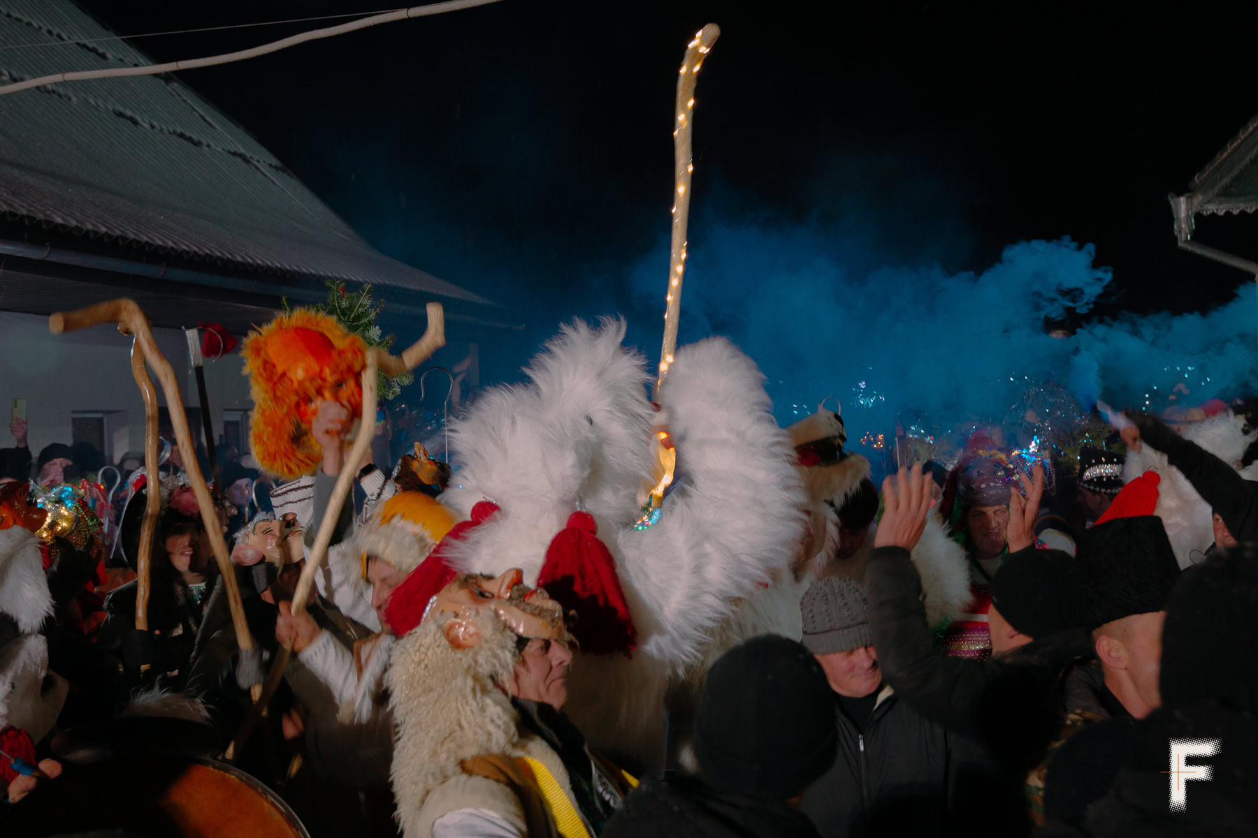 Процесія Маланки рухається селом уночі під час традиційного зимового свята.