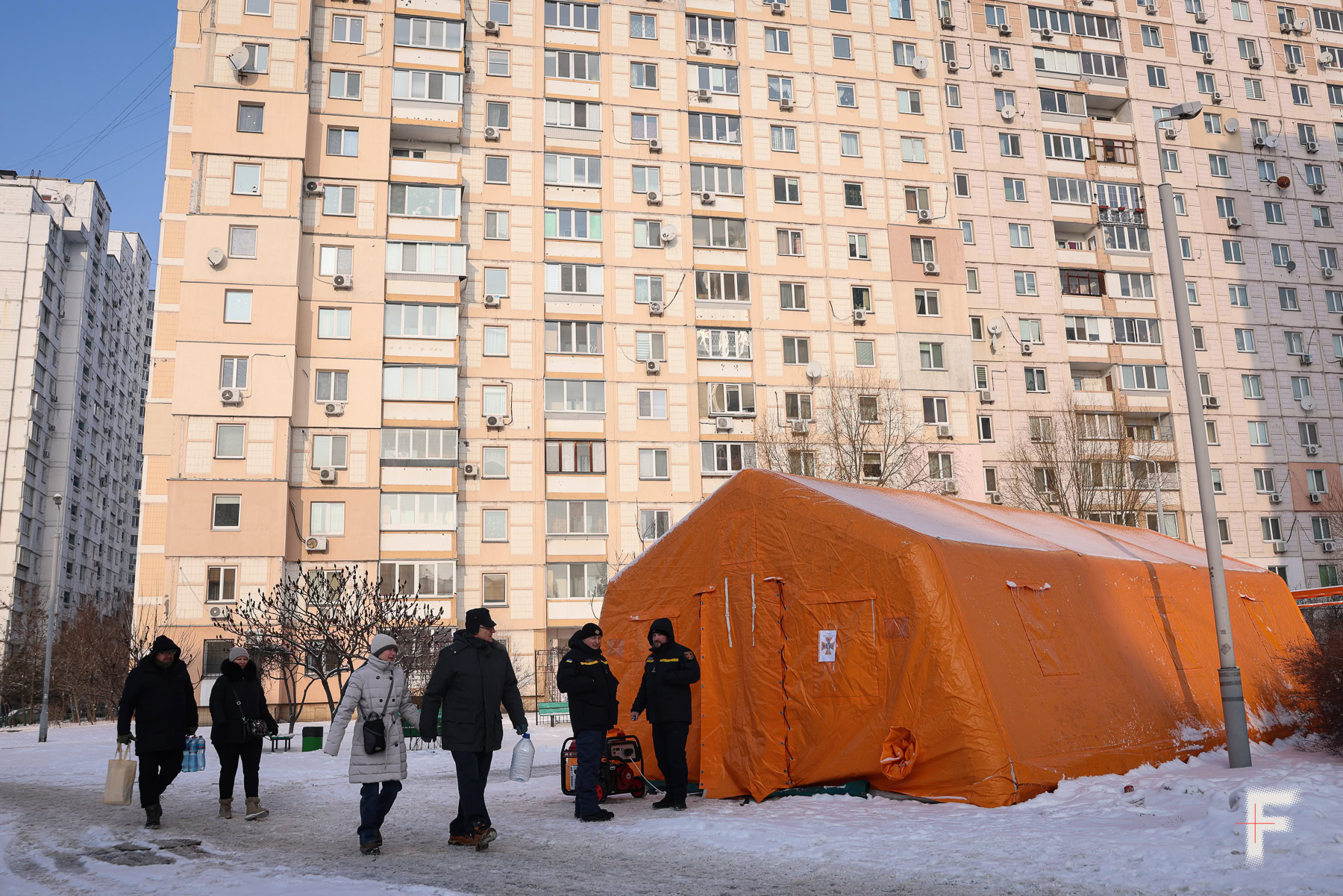 Пункт незламності на Троєщині в Києві, відкритий для мешканців під час тривалих відключень електроенергії.