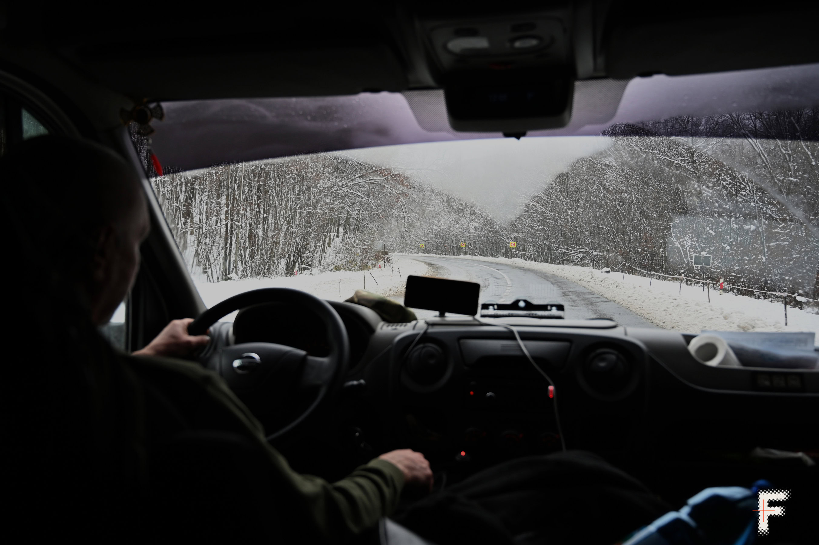 Водій у салоні автомобіля.
