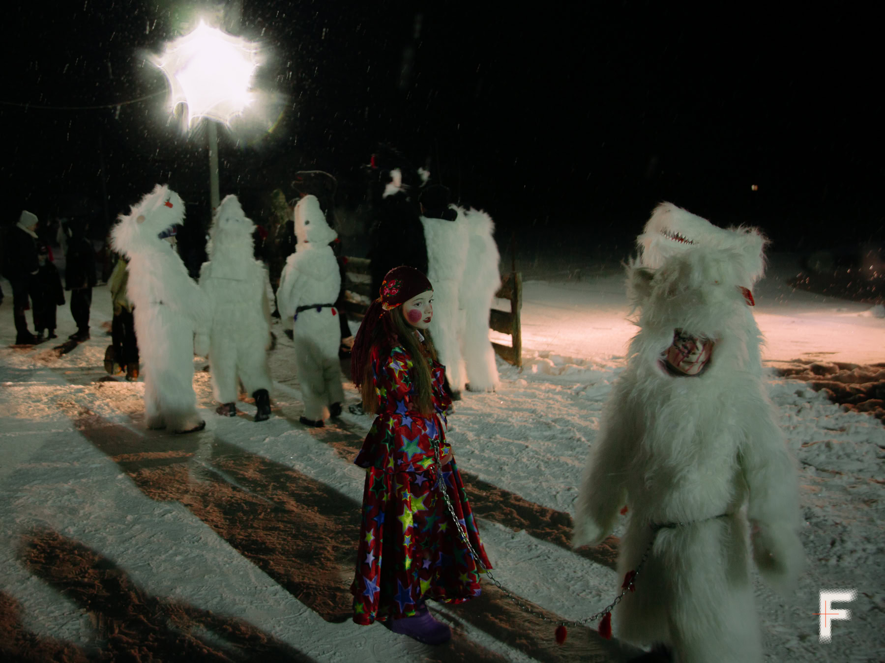 Селяни в костюмах готуються приєднатися до процесії Маланки.