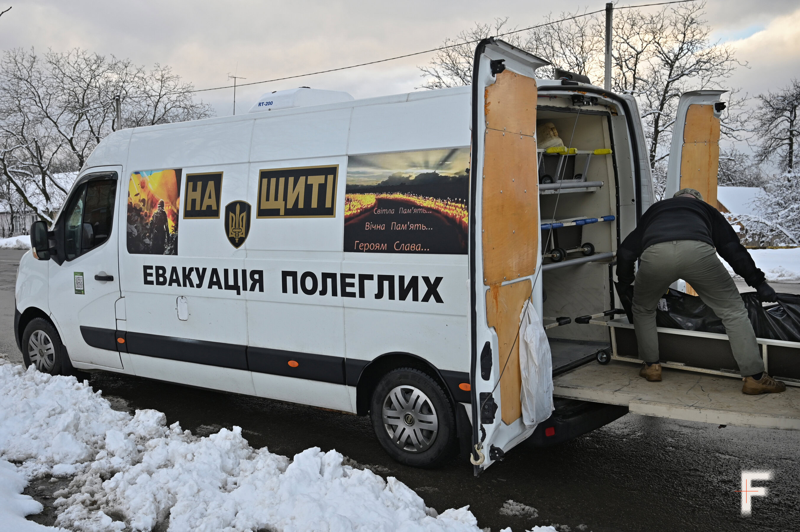 Мінібус, який перевозить тіла загиблих українських військових під час церемонії прощання.