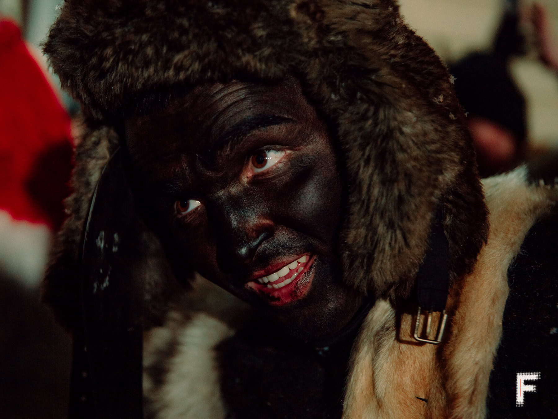 Портрет персонажа Маланки з обличчям, пофарбованим у чорний колір.