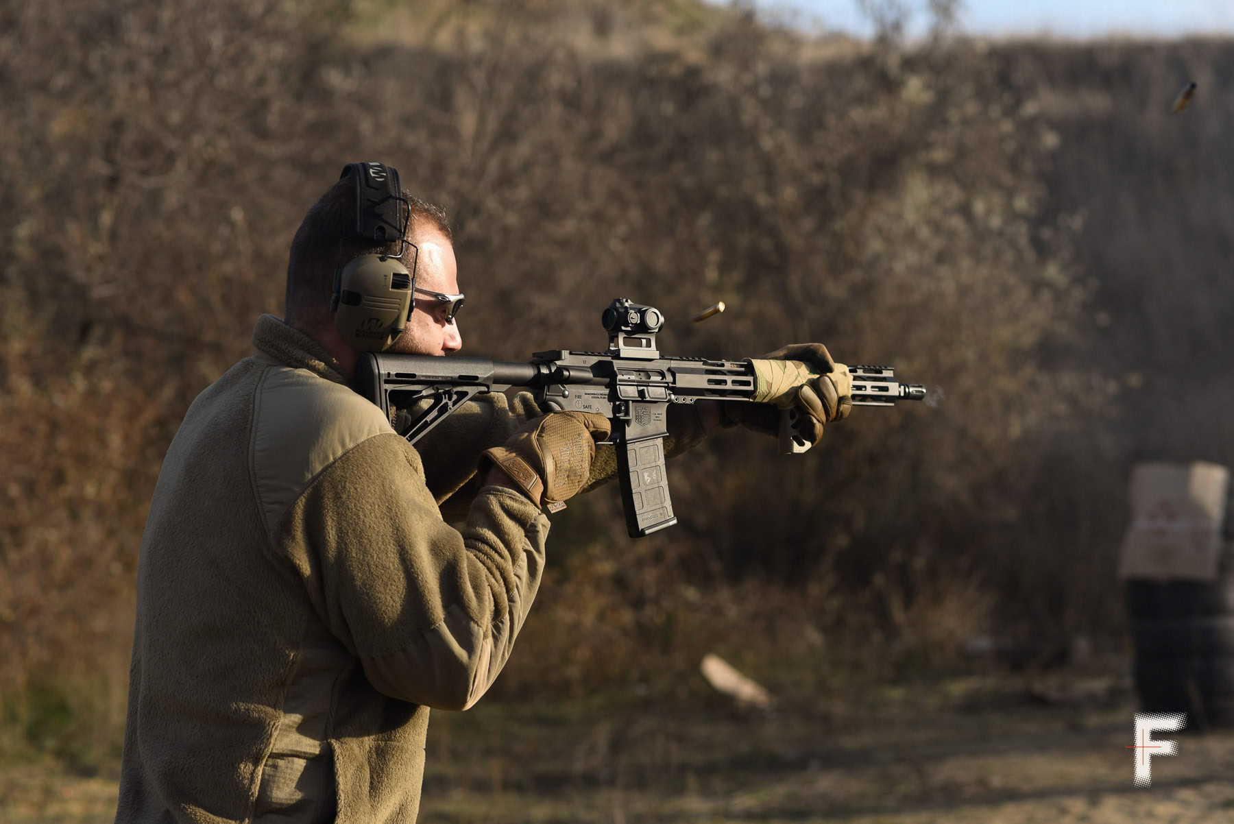 Український військовий веде стрільбу з автоматичної гвинтівки під час бойової підготовки.