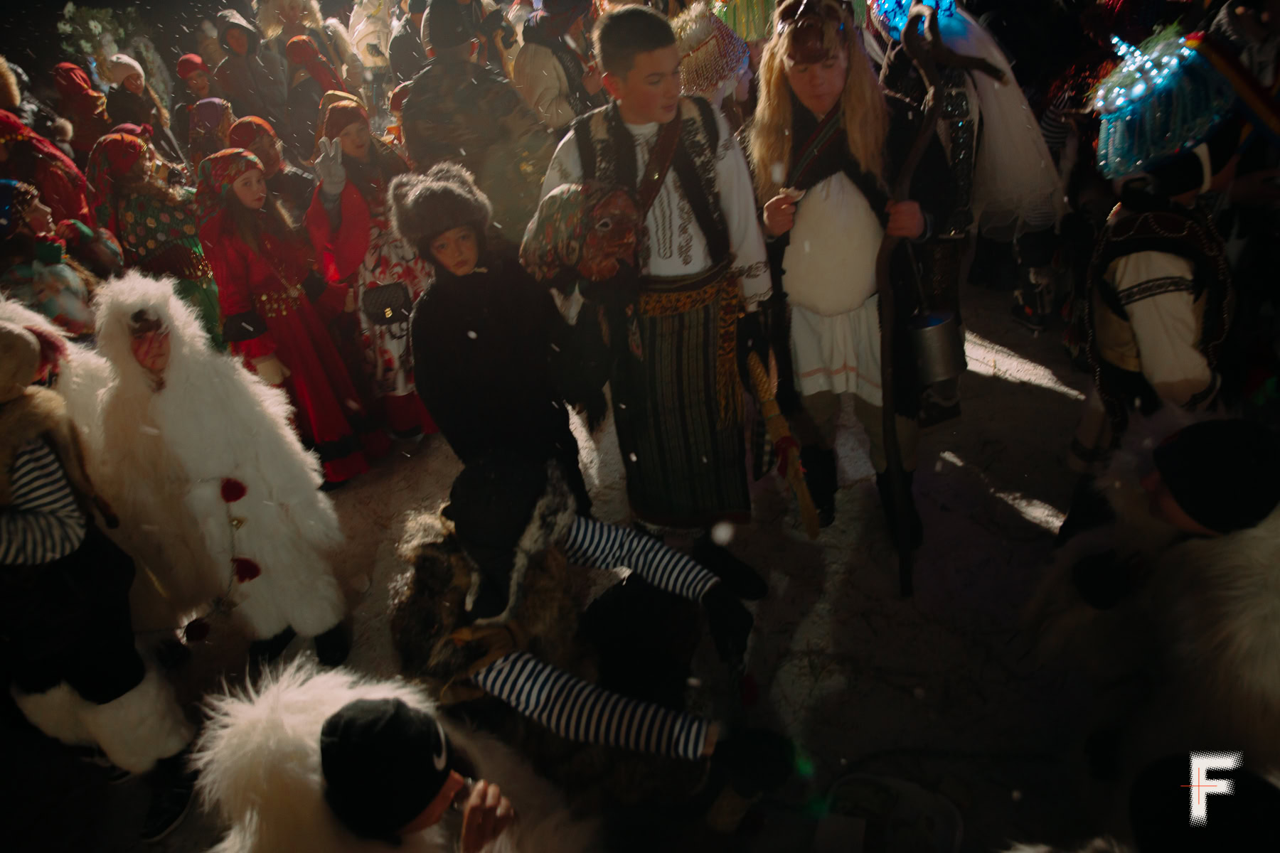 Жителі села в масках і костюмах готуються до святкової ходи Маланки.