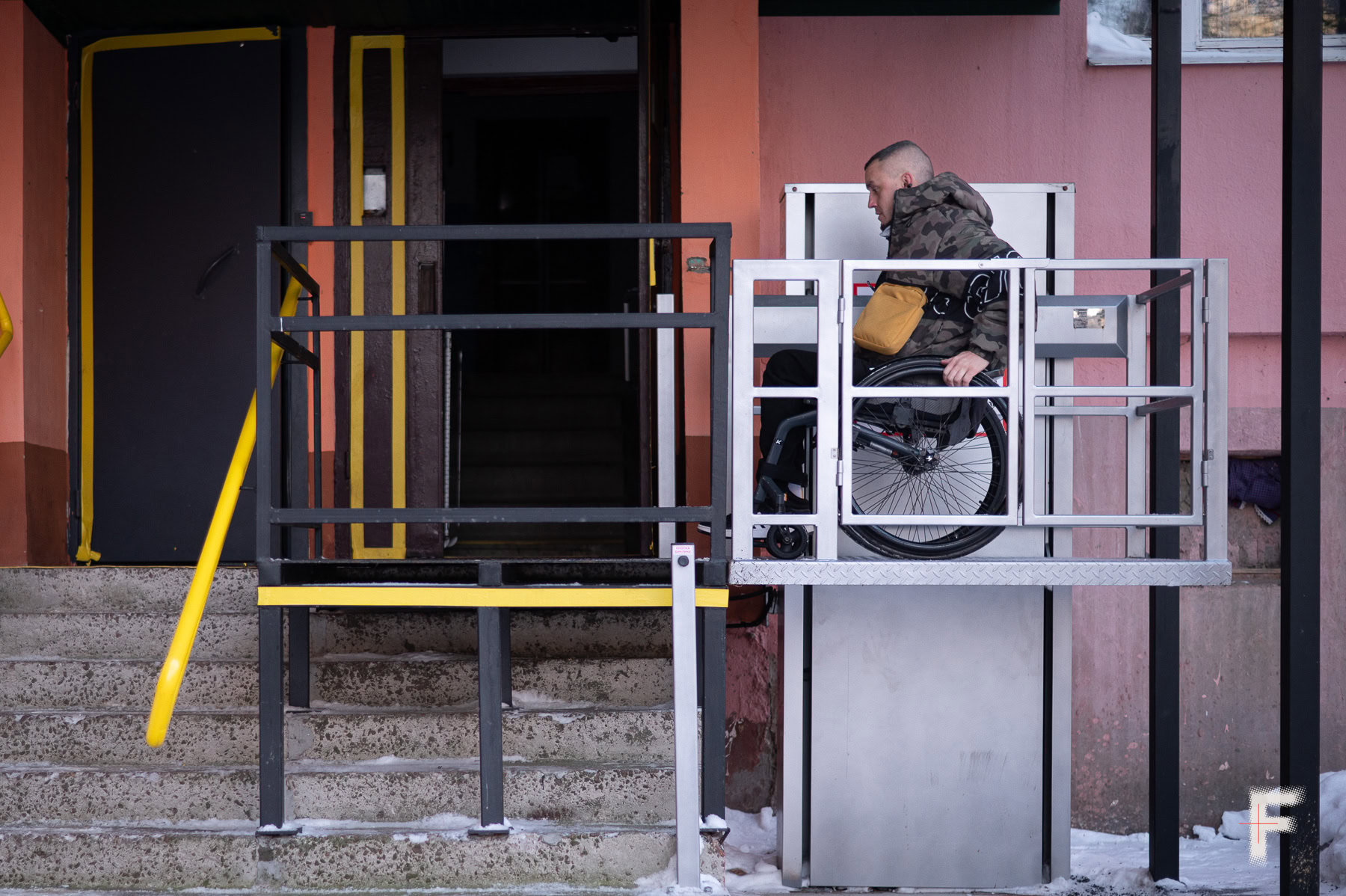 Іван Недобрик користується підйомником для пересування.