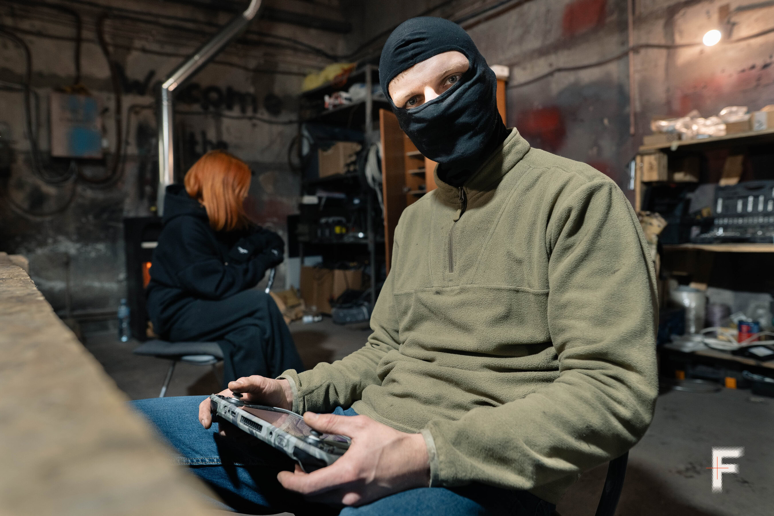 Військовослужбовець тримає пульт керування для управління наземними бойовими роботами.